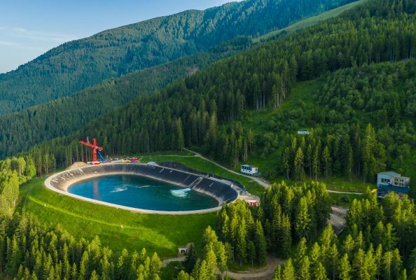 A WOLFF in the green: To work against the backdrop of the Alpine panorama, the WOLFF had to first climb the difficult access road. From then on, everything went smoothly.