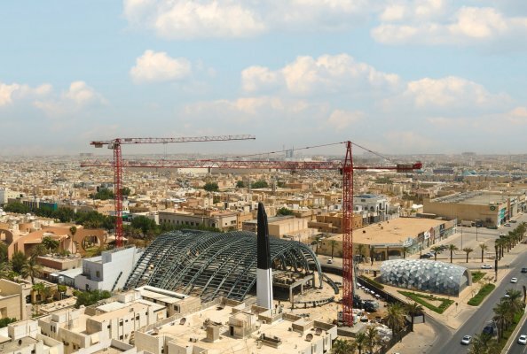 A WOLFF 6015.8 Clear (left) and a WOLFF 7532.12 Cross have been building the roughly 5.300 m² Sheikh Saleh Al-Rajhi Mosque on King Abdullah Road in Riyadh since March. The cranes allow for precise, high-range lifting operations. The challenging climate and a high volume of traffic requires a well-conceived plan for using the cranes.