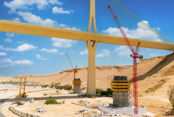 Three WOLFF 180 B luffing jib cranes handle all lifting operations
during the construction of the bridge pylons, which reach heights
of up to around 170 meters. The crane operations must be closely
coordinated with the climbing sequence of the formwork and
working platforms.