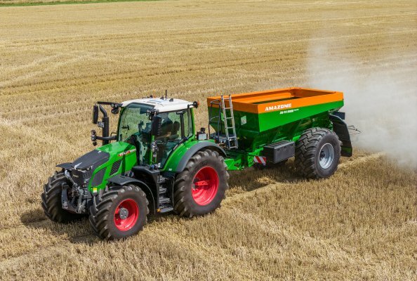 The ZG-TX combines versatile technology with precise application. The specification levels range from the simple lime spreader to a fully equipped combi spreader for the flexible application of mineral fertiliser and lime through only one machine.