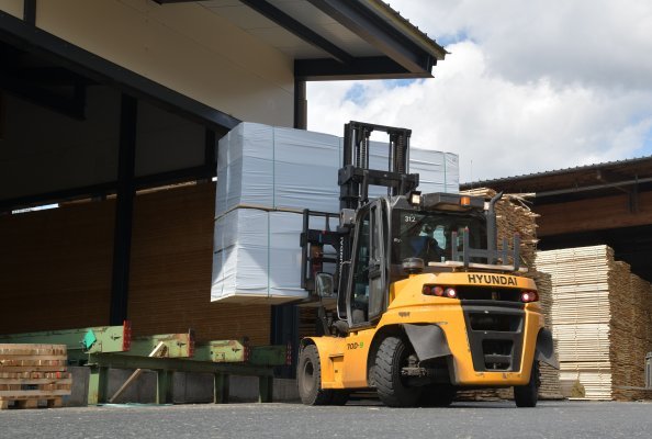 Hyundai 70D-9 with two heavy stacks of lumber en route to the lorry loading point; the 10 t forklifts are used constantly at Ziegler in a three-shift operating regime.