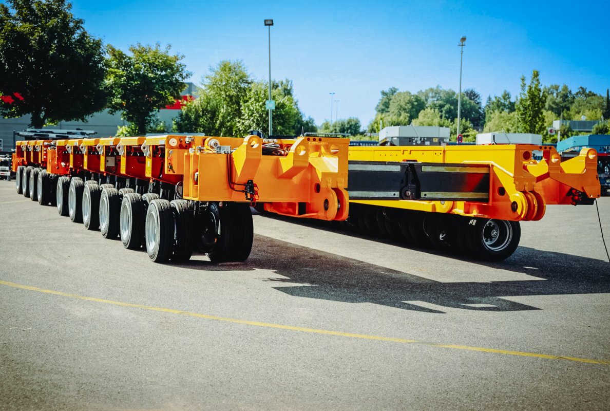 PST/SL-E split in action: Adapting to the load by changing the width between 10’ and 17’ - made easy in less than 5 minutes. <br> IMAGE SOURCE: Goldhofer 