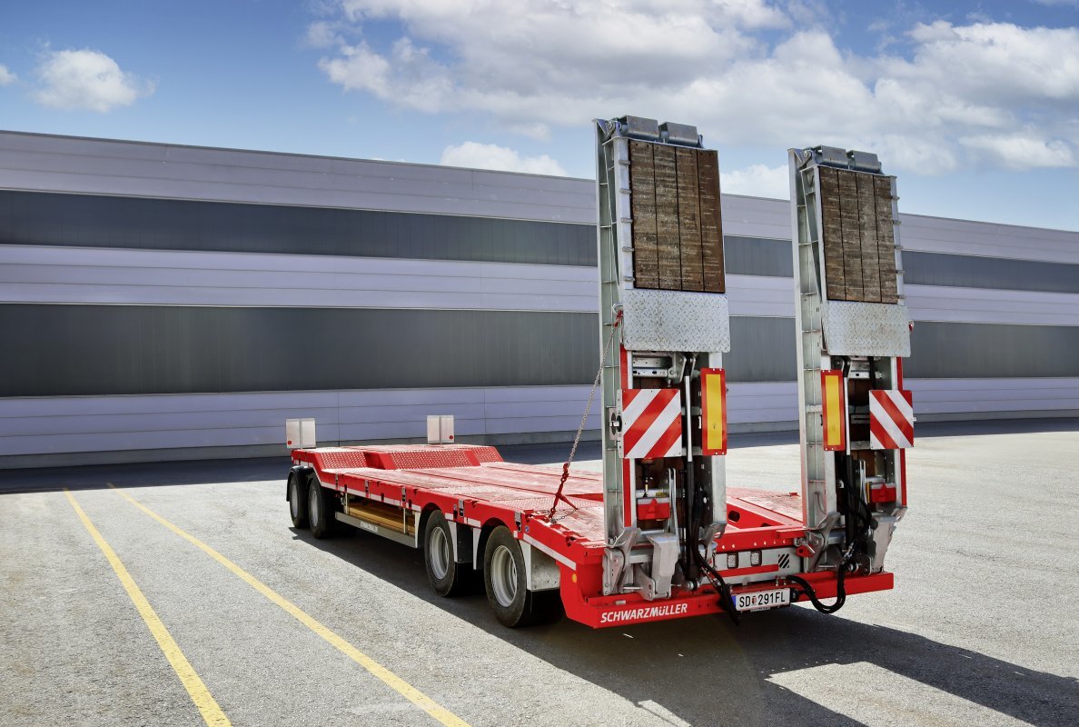 The low loaders from Schwarzmüller have been given a characteristic rear end. In addition to the underrun protection, the ramps were redesigned.