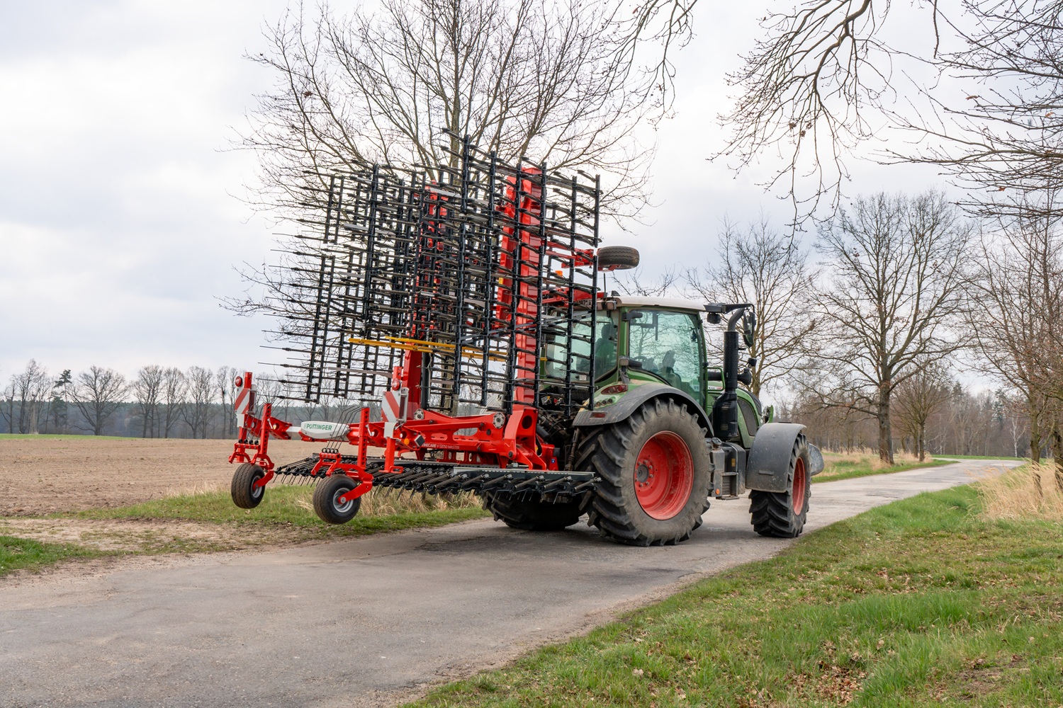 TINECARE V 12050 MASTER folds into 5 sections for compact road transport