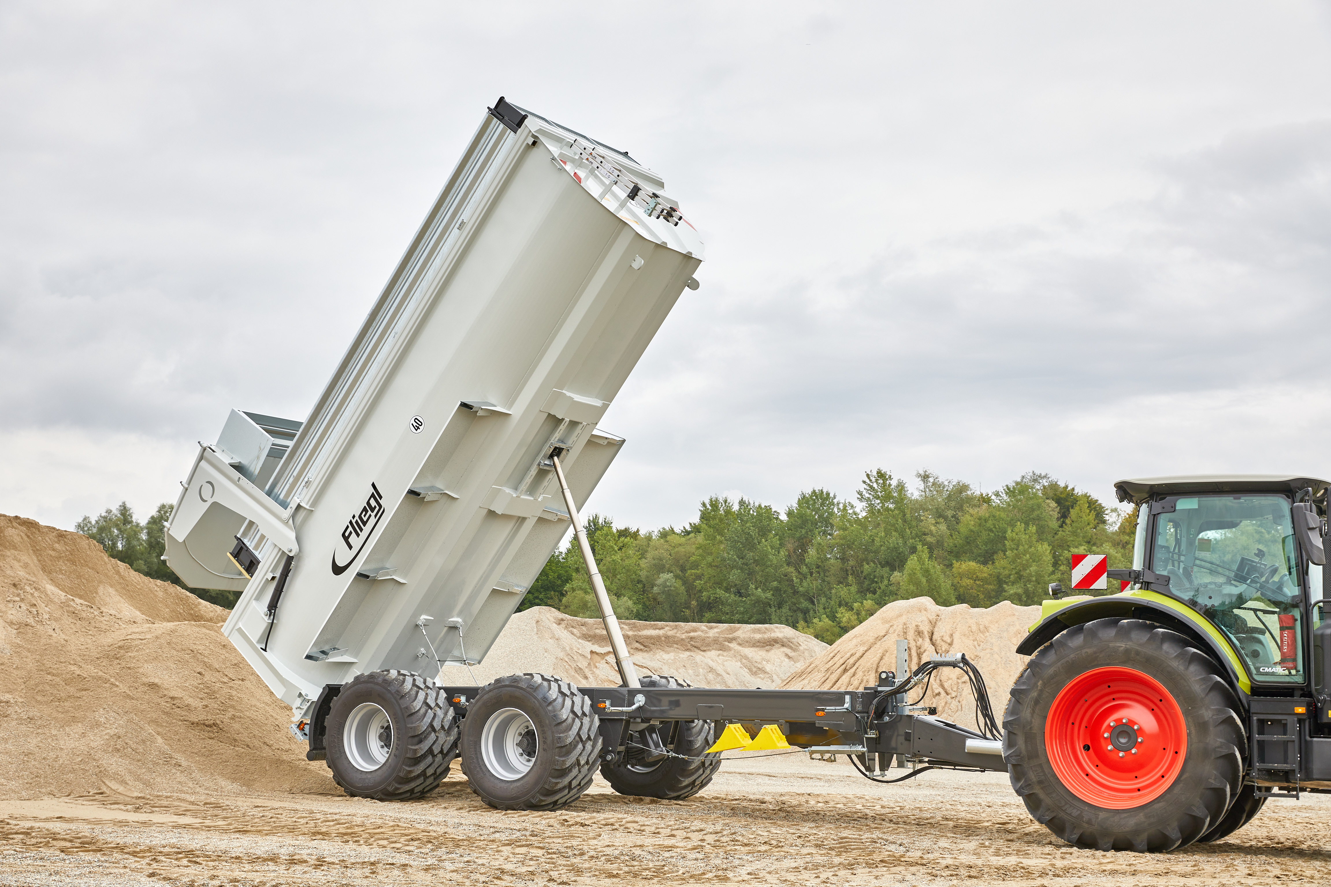 A true all-rounder in the field and on the road - the new Fliegl heavy-duty dump body TMK 266 S PROFI