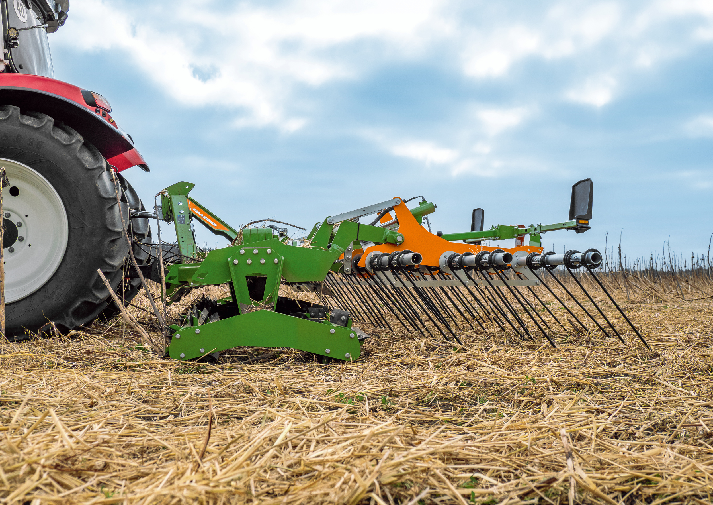 Amongst other things, the three-row harrow makes light work of straw distribution after the combine