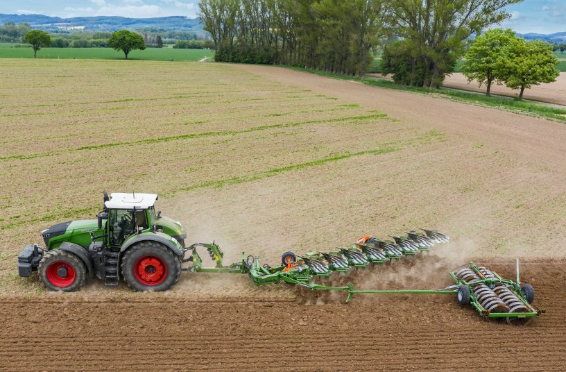 On land ploughing with the new AMAZONE Tyrok 400 Onland semi-mounted reversible plough.