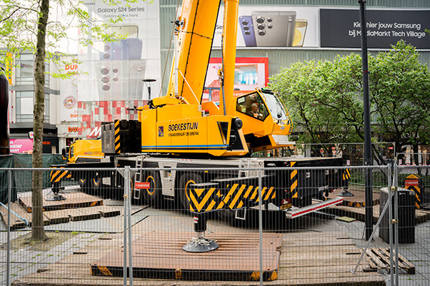   The GMK6300L-1 crane was set up in a tight jobsite with 74.5 t of counterweight, 80 m main boom, and 37 m and 29 m hydraulic swingaway jibs.