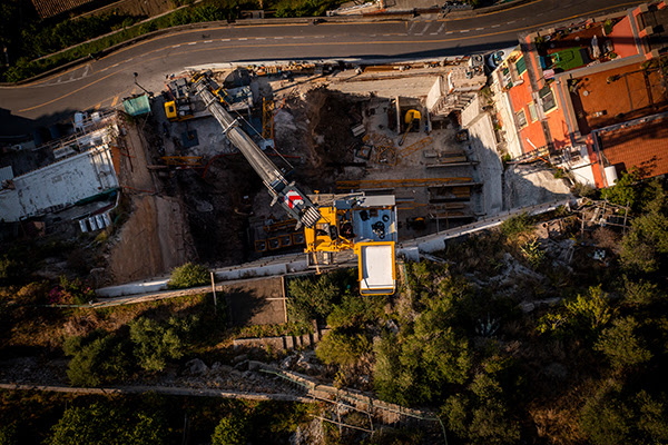 Dealer Edilcom Gru meticulously planned the assembly considering the restrictions on heavy vehicles between Sorrento and Amalfi and the limited space to unload the components
