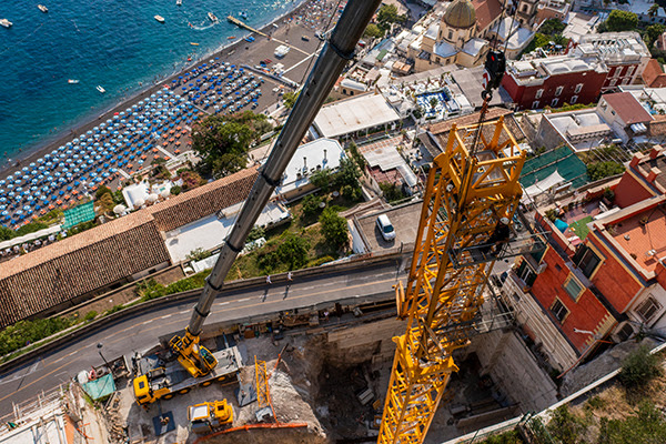 The Grove GMK4100L-1 all-terrain crane’s best-in-class load charts and compact dimensions are ideal for assembling tower cranes on sites such as this where access and space are extremely limited