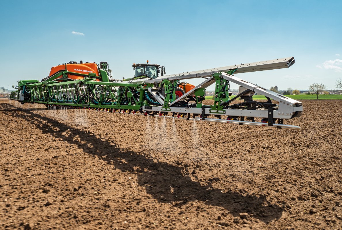 With the Amazone UX Smart Sprayer trailed field sprayer, high savings are possible.
