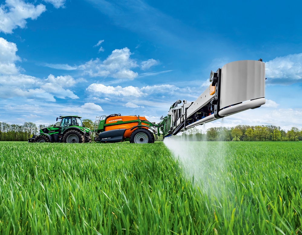 The new dimension: Amazone UX Super trailed sprayer with an actual volume of up to 9,000 l and 42 m working width.