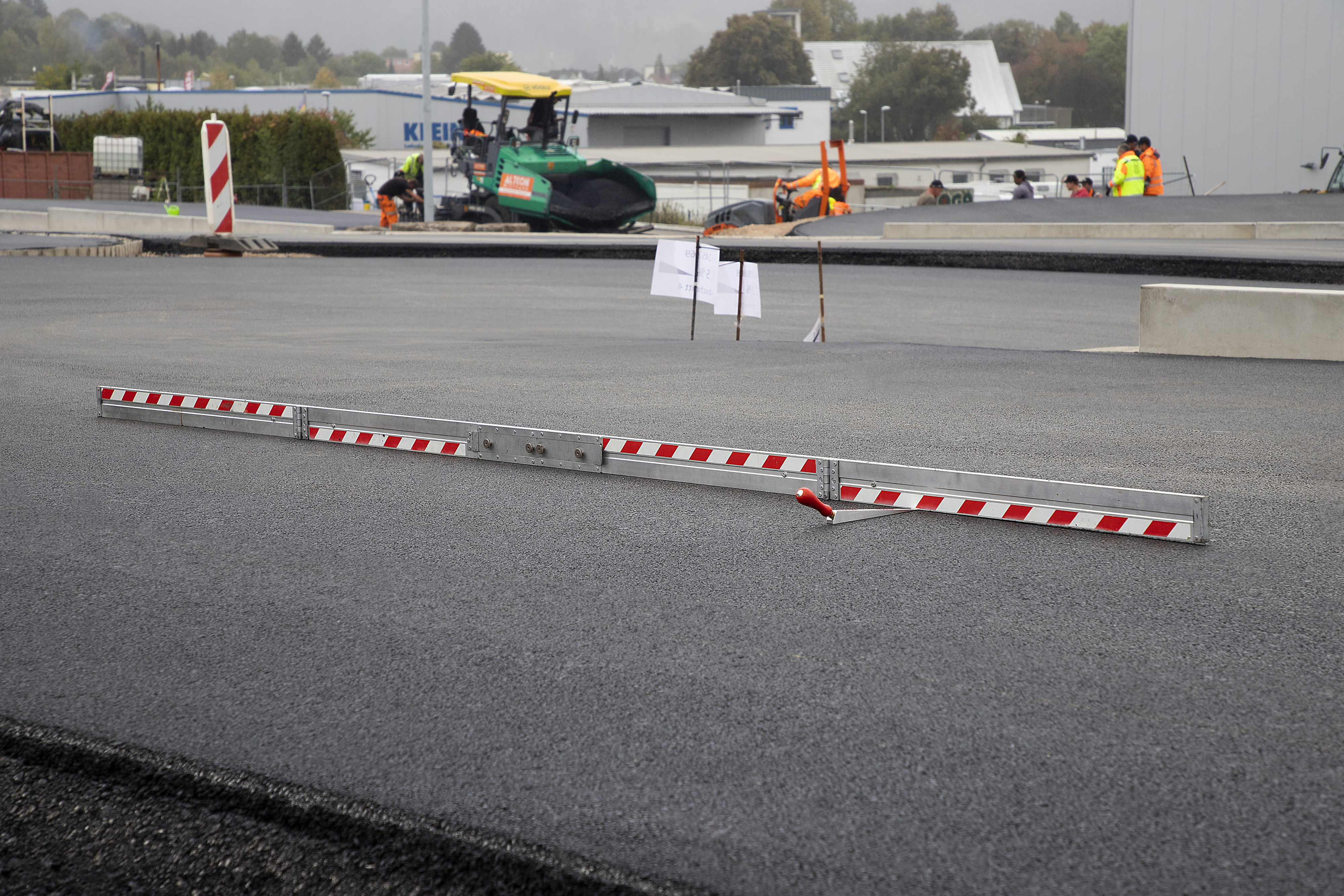 Perfect evenness: the VÖGELE Compact Class pavers delivered an accurate paving result. 