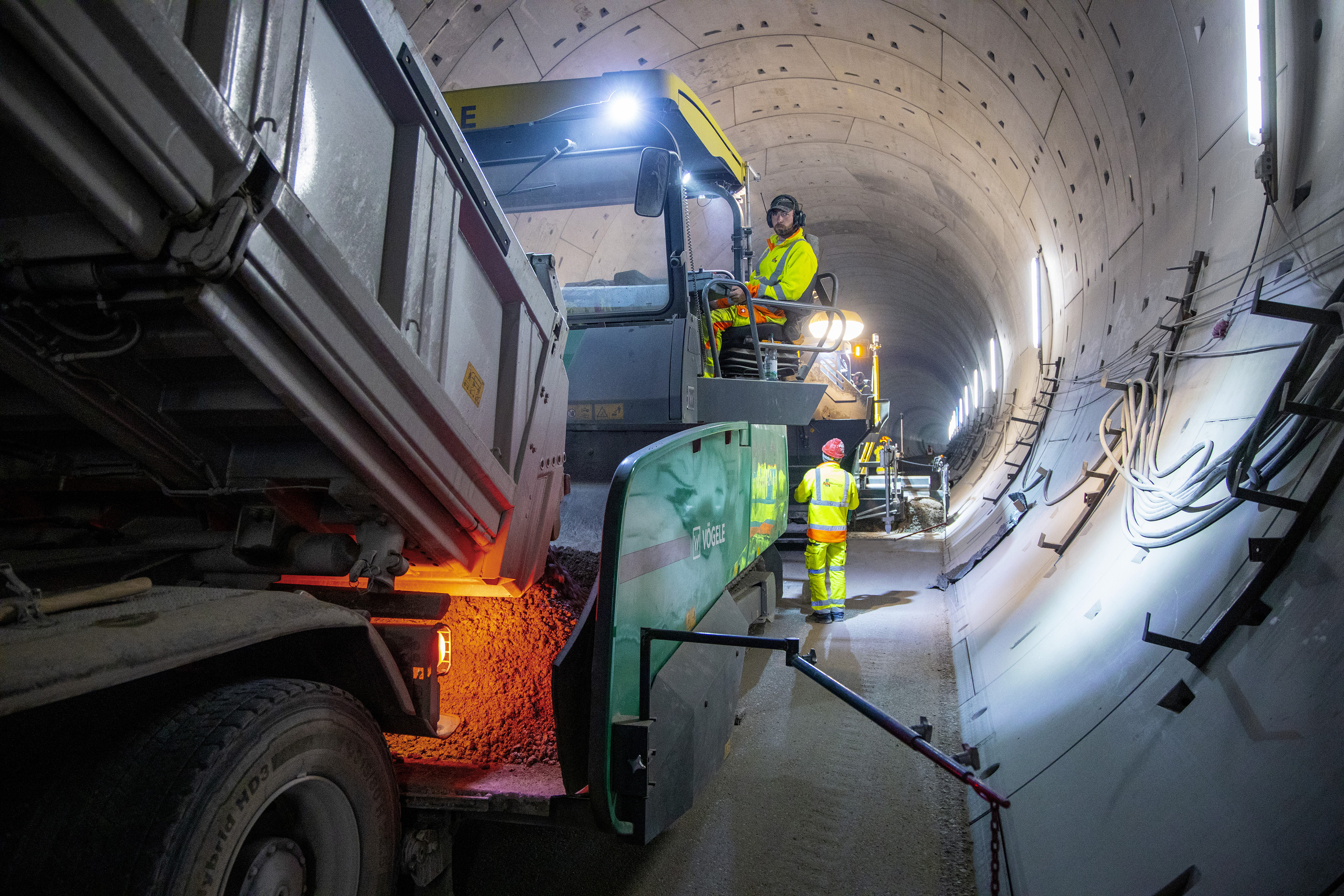 Power pack: the MT 3000-2i Offset high-performance material feeder from Vögele ensured uninterrupted, smooth paving. <br> Image source: WIRTGEN GROUP