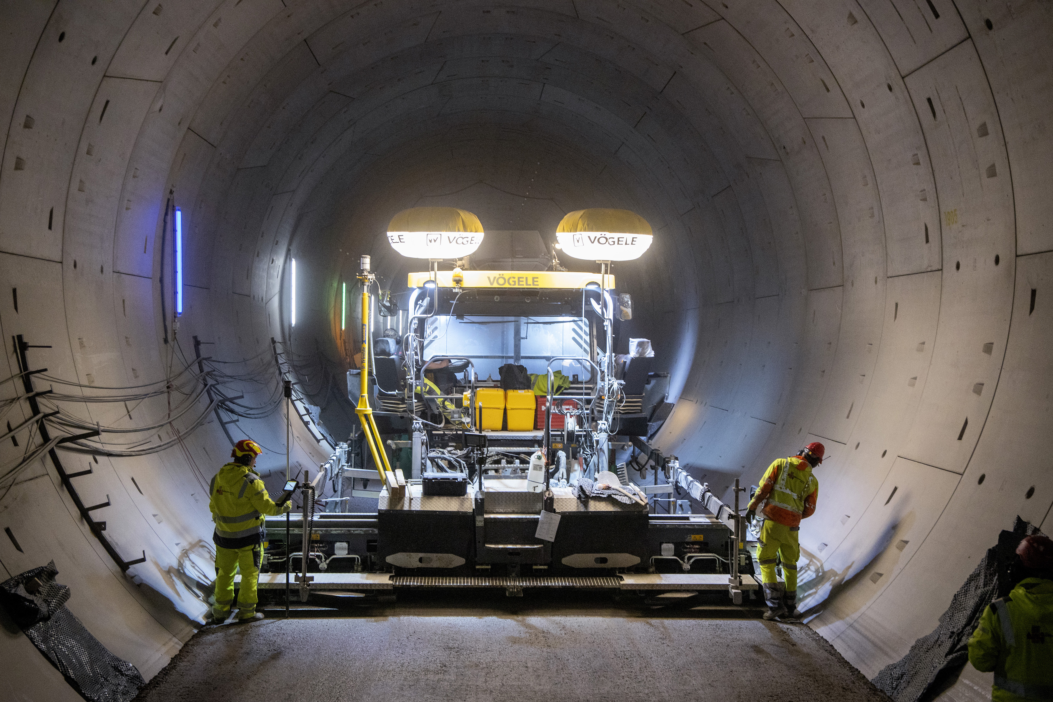 Perfect for projects involving tunnels: the powerful, low-emission Vögele SUPER 2100-3i paver played to its strengths in the Albvorland Tunnel.