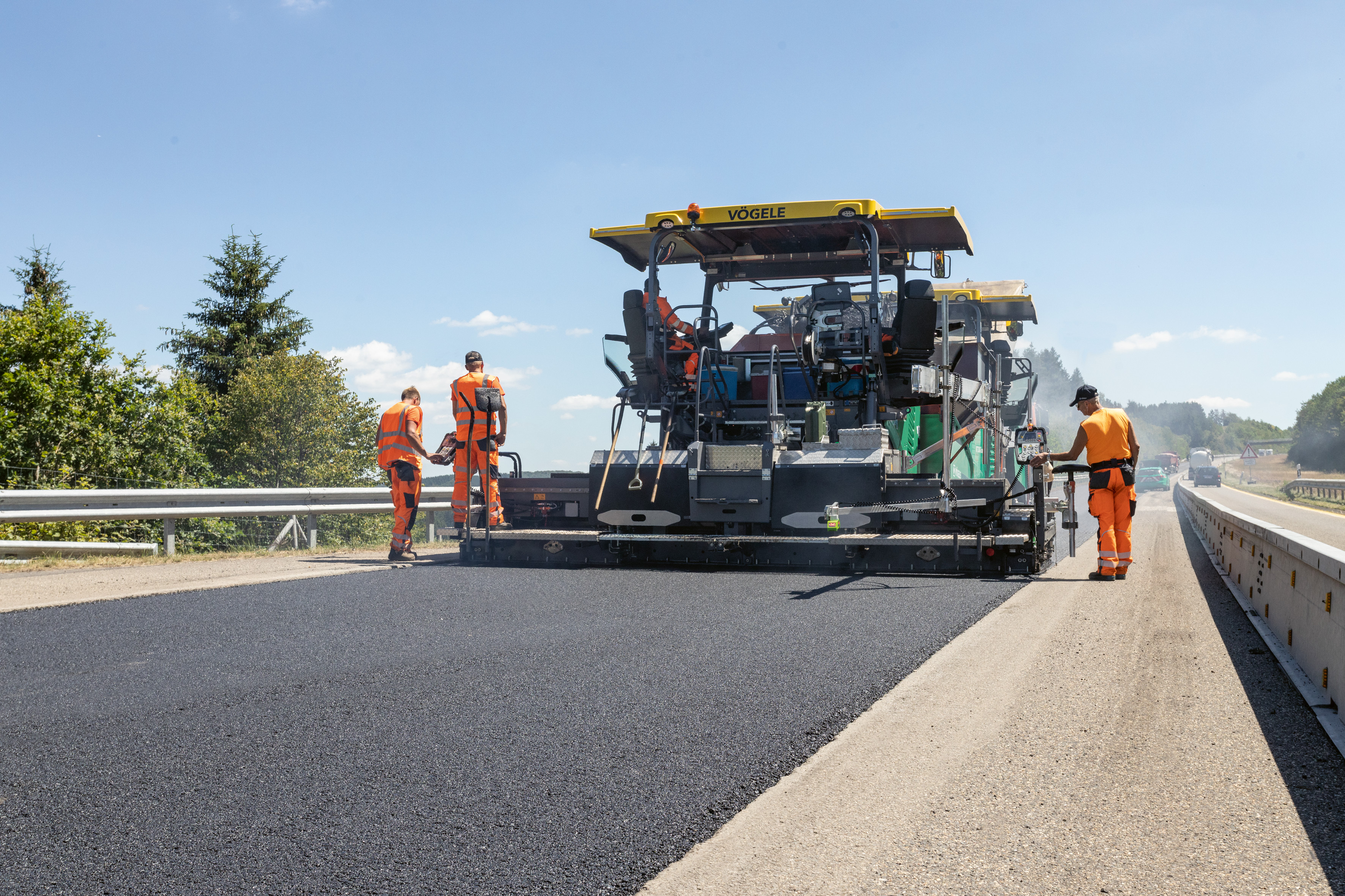 High degree of flexibility: Vögele extending screeds are particularly variable, enabling them to manage even job sites with frequently and significantly varying pave widths.