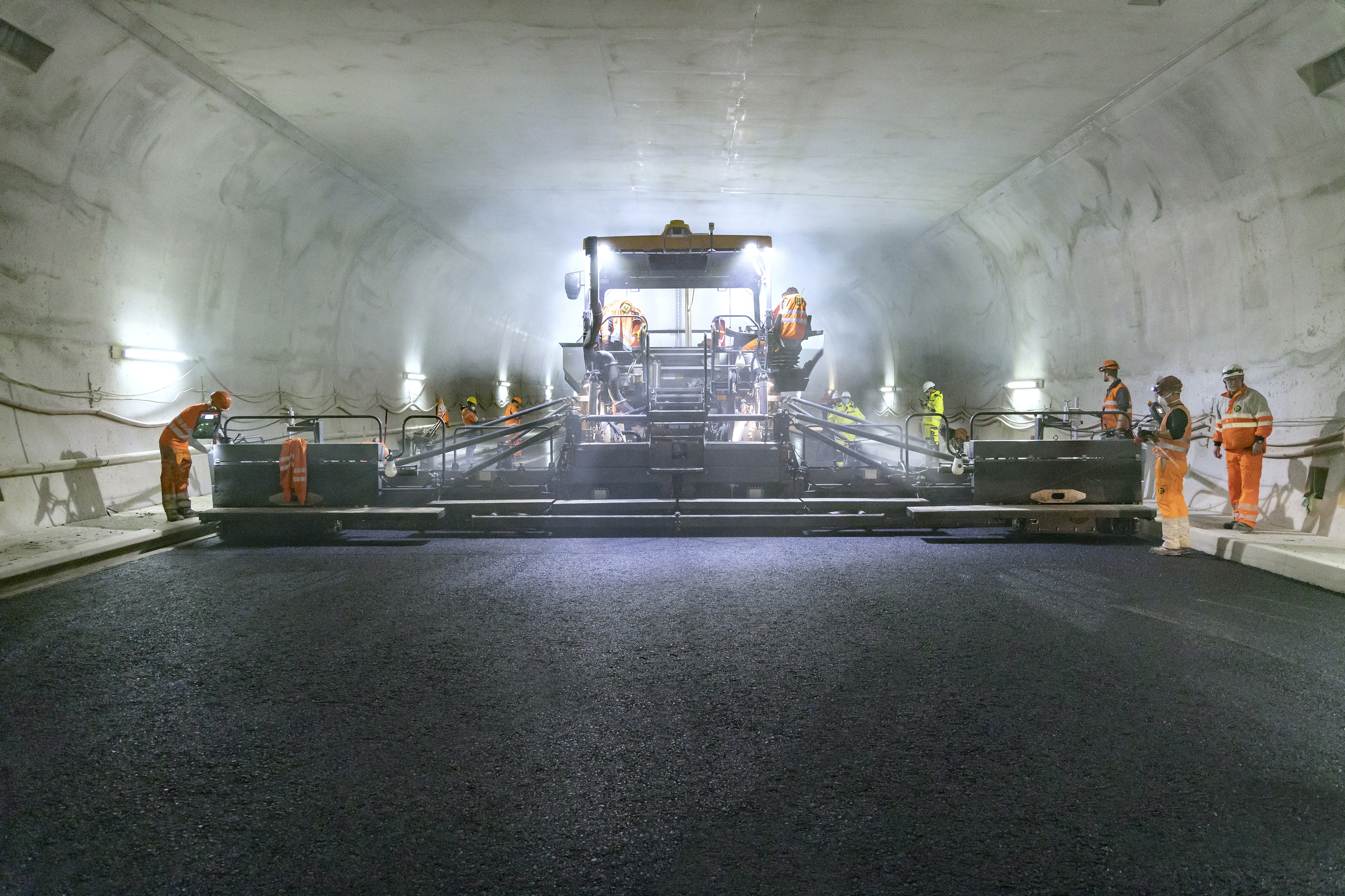Paving in the widest tunnel in Switzerland: successful large-scale project with Vögele’s machine technology and WITOS Paving Plus process optimisation solution 