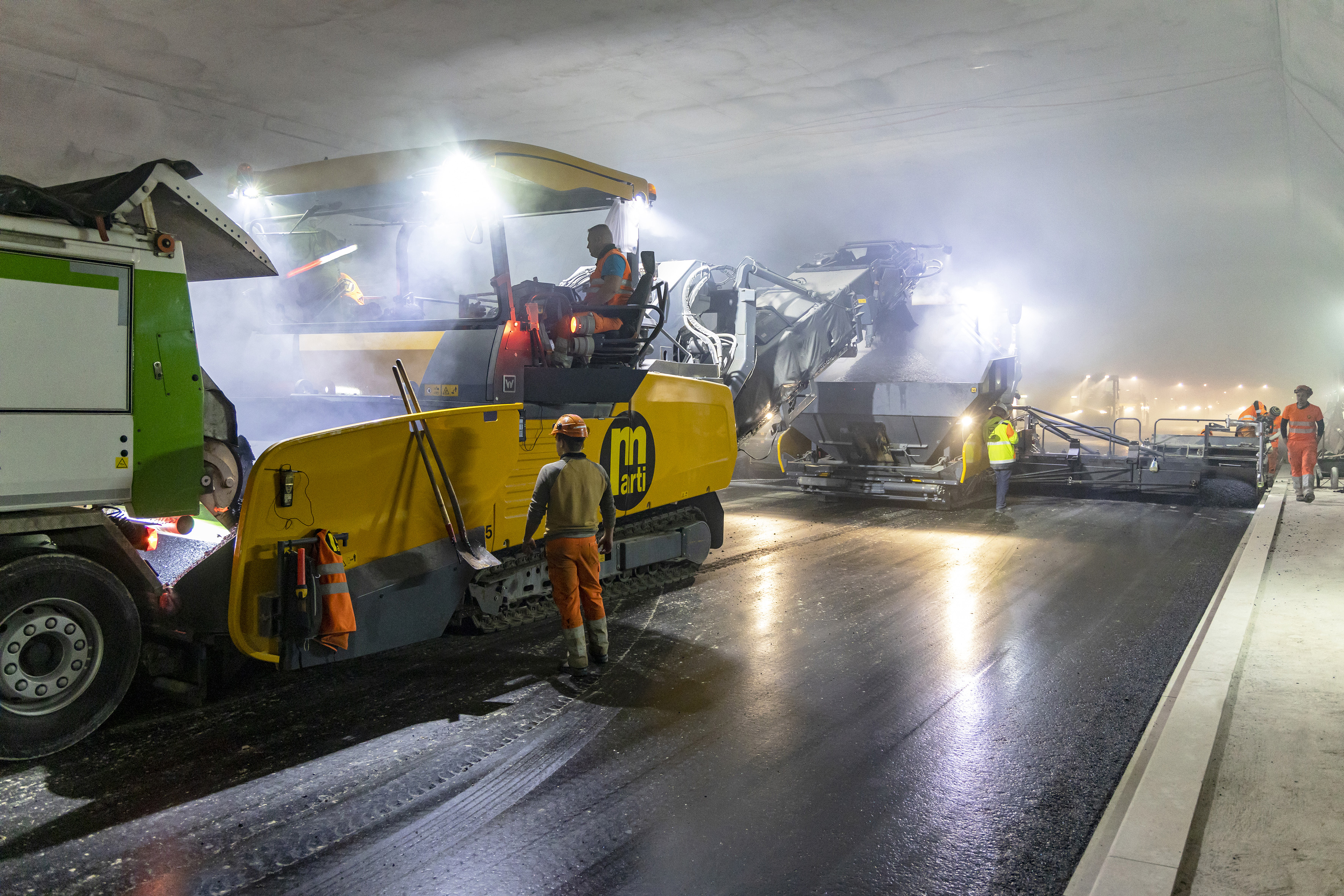 Powerful machine combination: the Vögele MT 3000-2i Offset PowerFeeder, the SUPER 2100-3i Road Paver and the SB 300 Fixed-Width Screed achieved a perfectly even result, even over a width of 11.5 m. <br> Image source: WIRTGEN GROUP