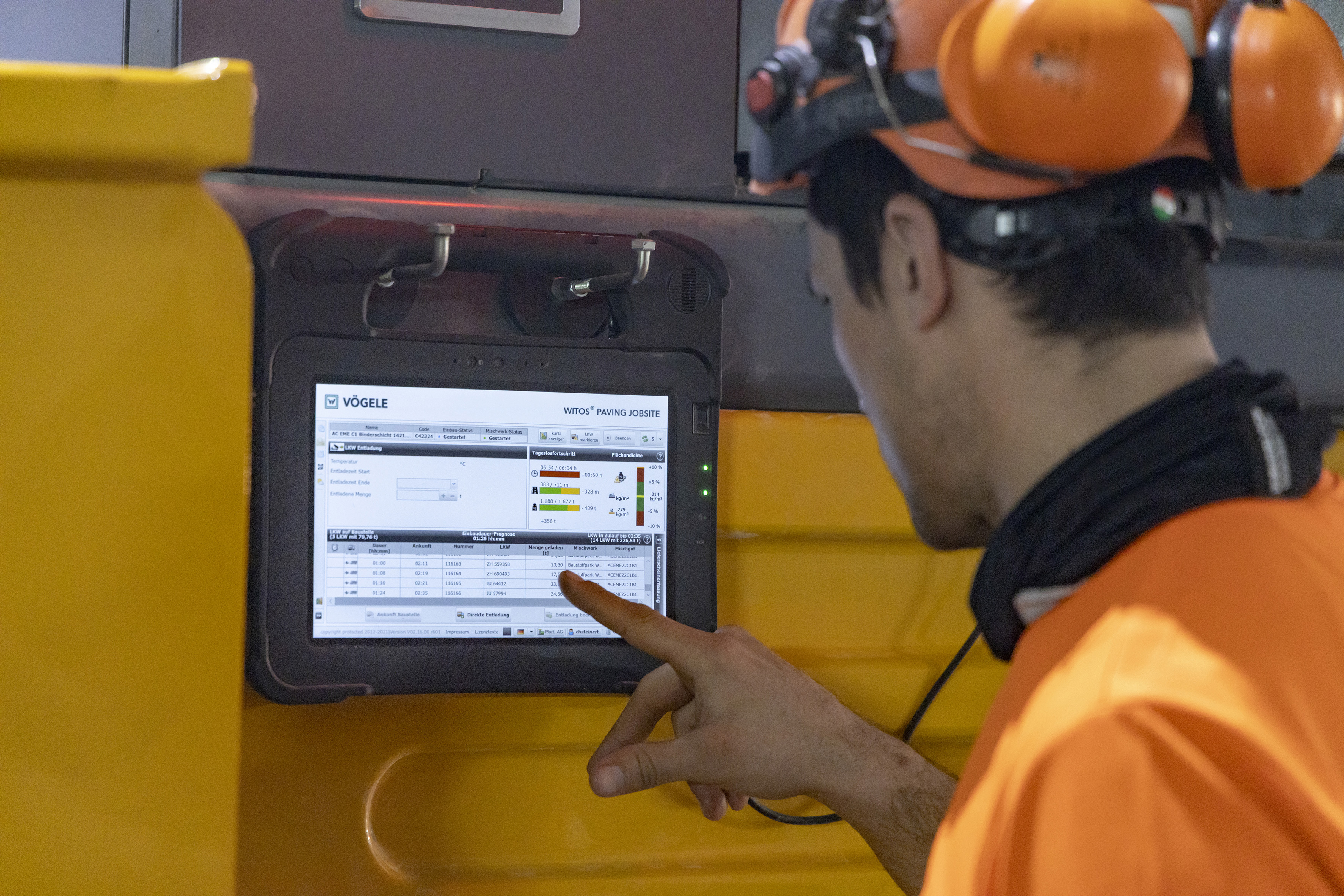 WITOS Paving Plus job site module as timekeeper: the tablet PC gave the paving team a real-time overview of paving progress, laydown rate and mix delivery, enabling it to react quickly if required. <br> Image source: WIRTGEN GROUP