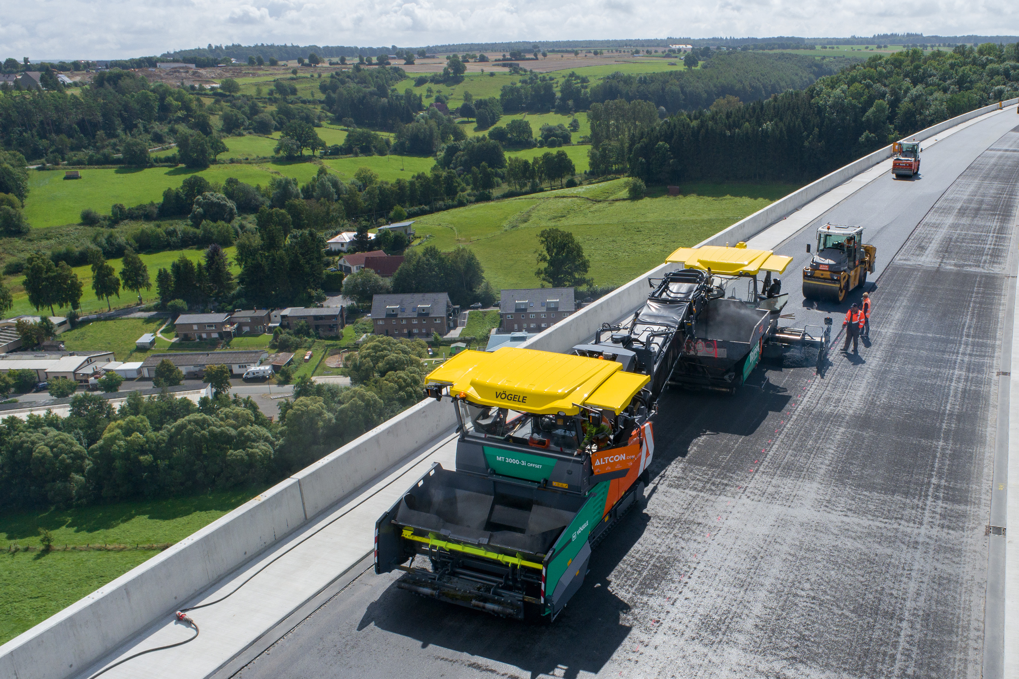 Latest-generation Vögele machines: the paving team were able to pave the surface course efficiently and to a high standard of quality using the SUPER 1800-3i road paver and MT 3000-3i Offset PowerFeeder. <br> Image source: WIRTGEN GROUP