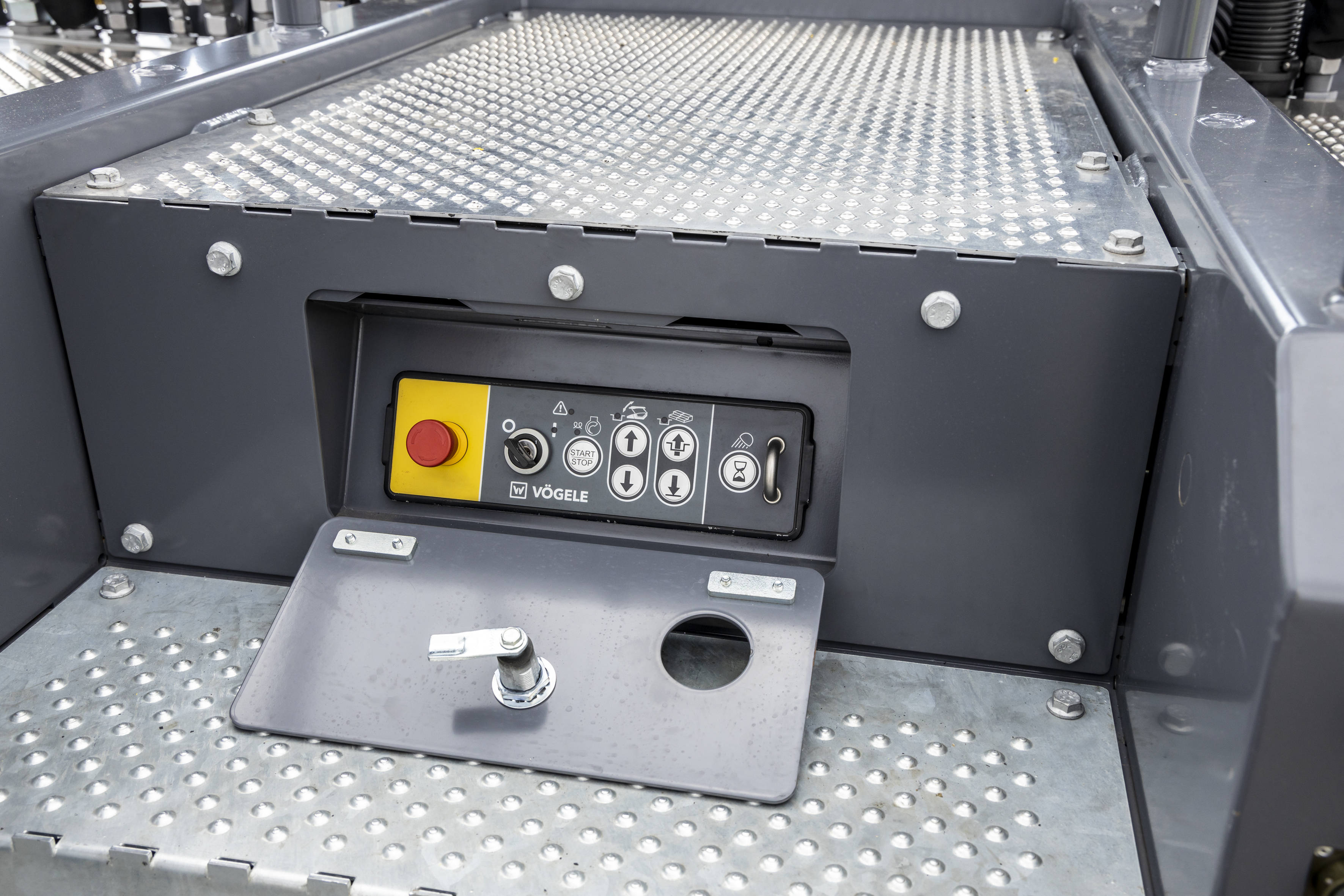 The new Paver Access Control (PAC) function ensures quicker, safer commissioning of the Dash 5 pavers and is controlled from the new extending screeds.