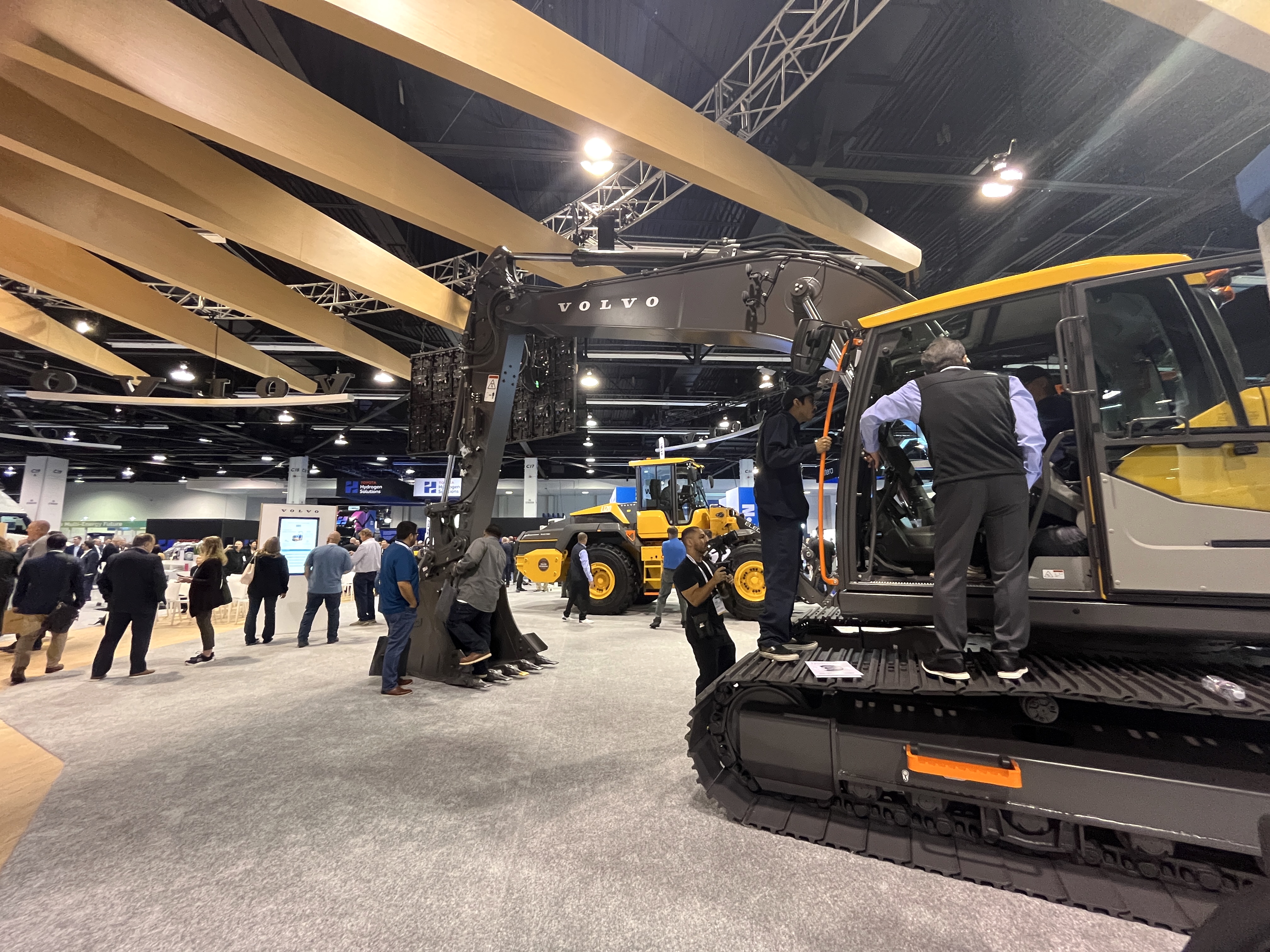 VCE EC230 and L120 Electric at ACT Expo 2025