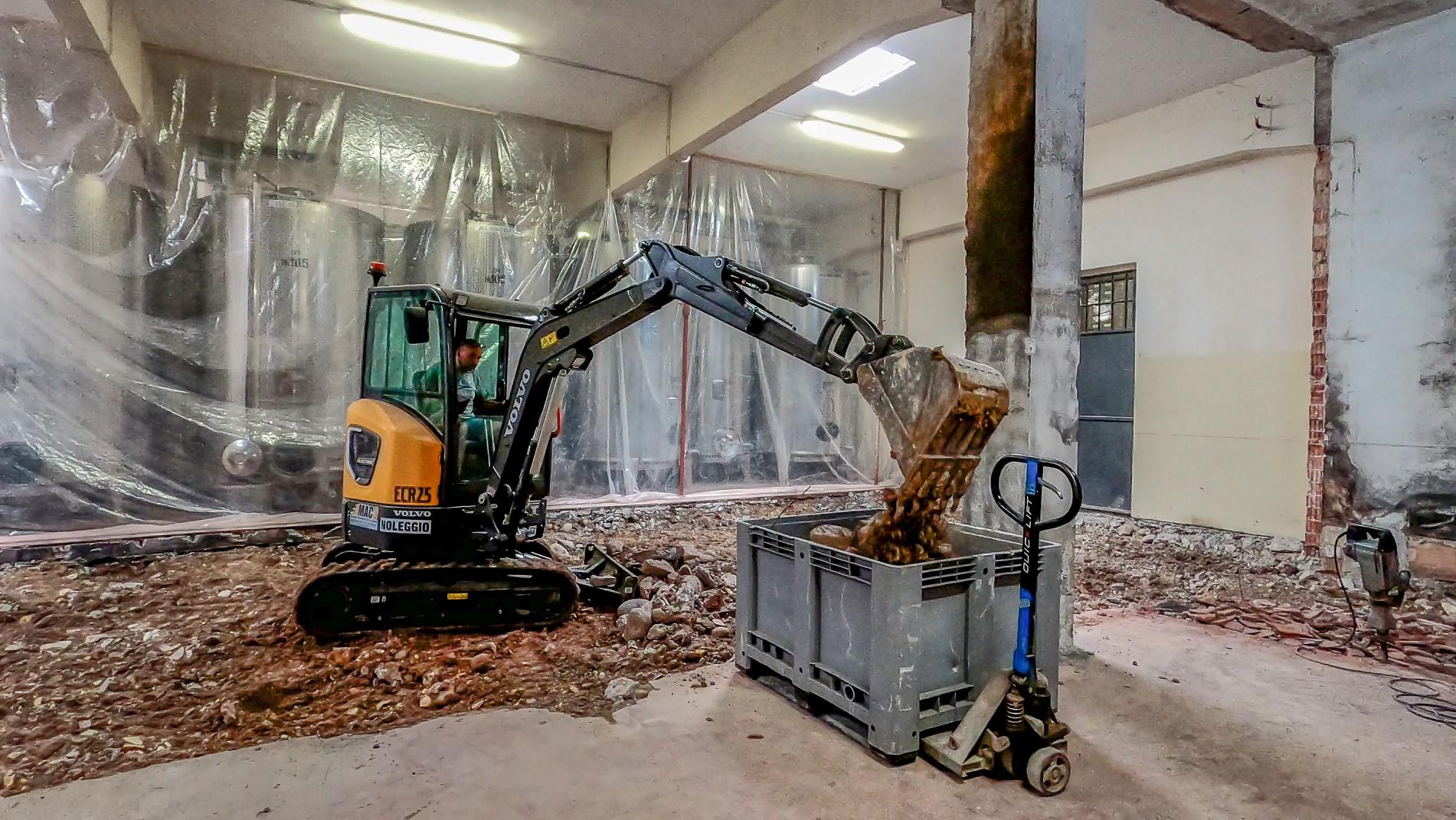 The ECR25 Electric working inside the wine cellar for the Bertani Winery in Italy