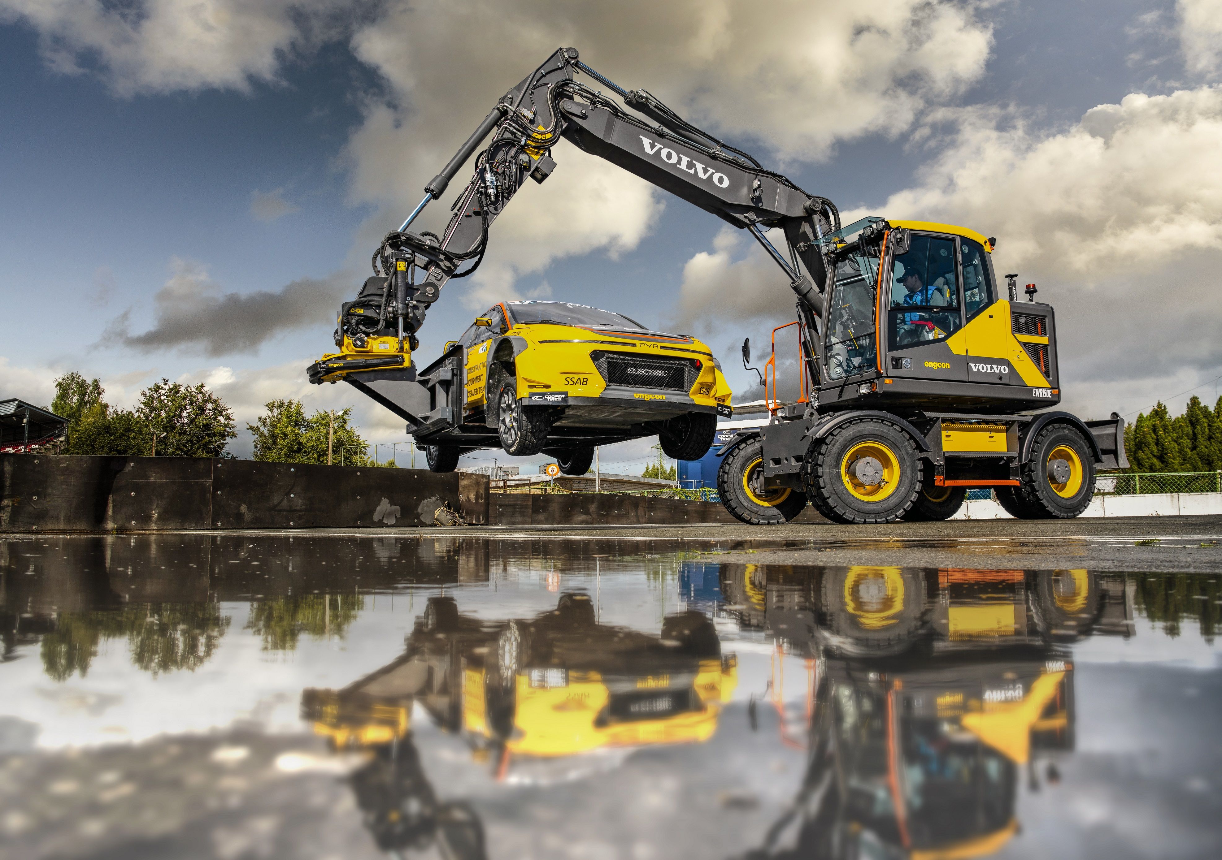 Volvo CE helps elevate motorsport safety with electric car recovery solution