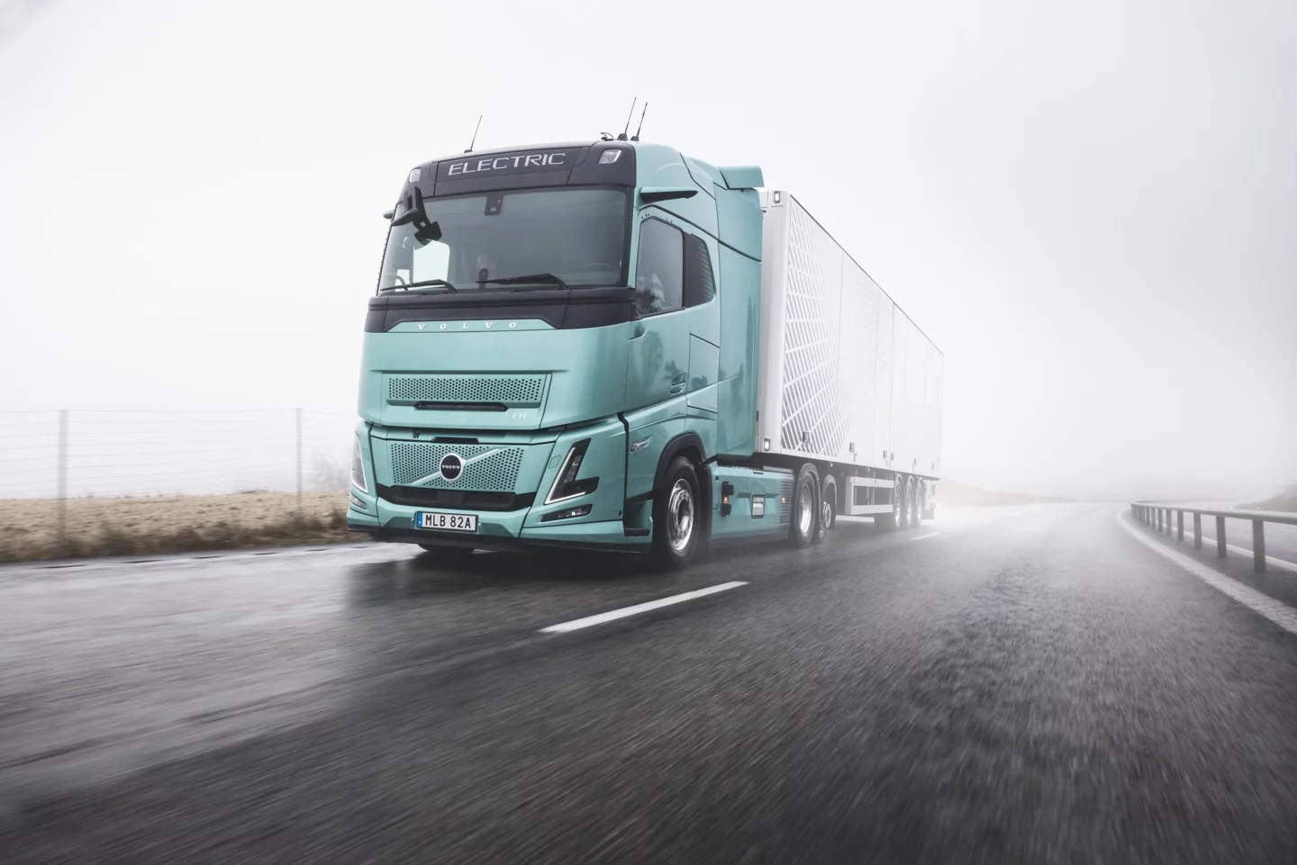 Volvo’s new electric truck has a range of up to 600 kilometers and its batteries can be charged in 40 minutes.