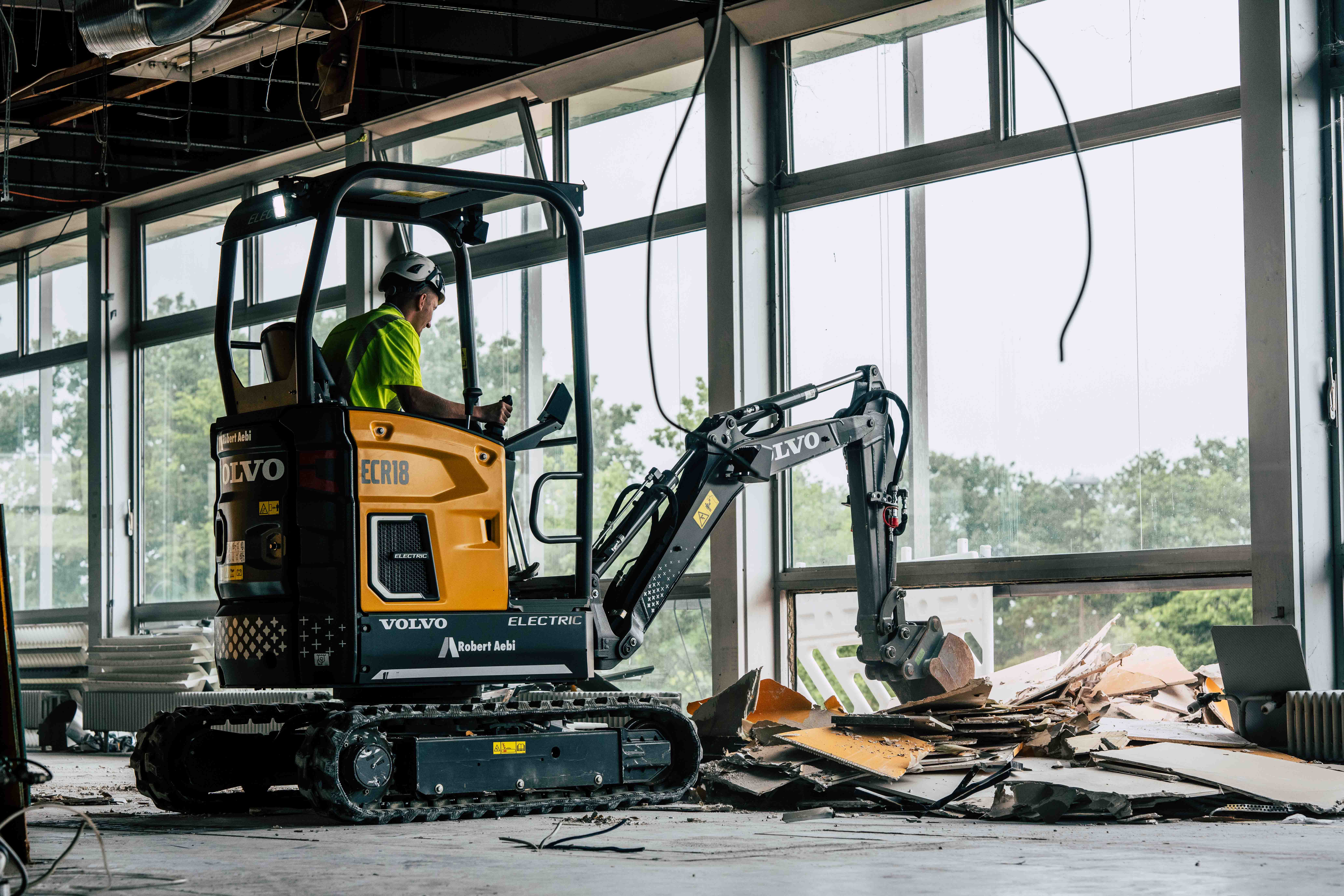 With zero-exhaust emissions, electric machines like the Volvo ECR18 Electric are ideal for indoor deconstruction.