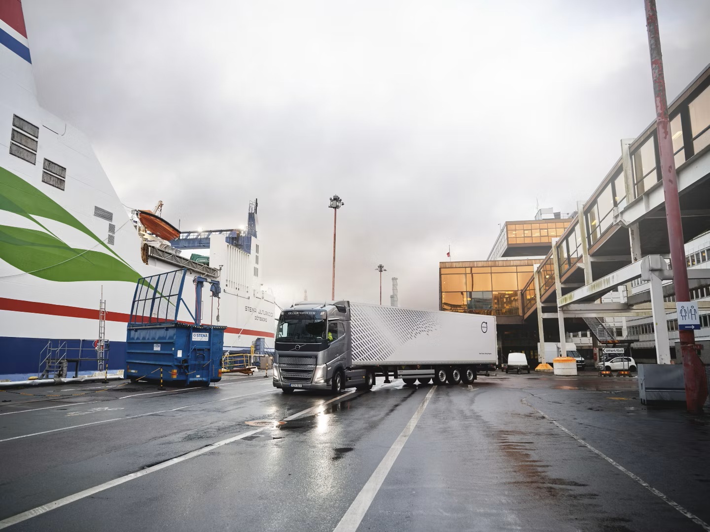 Volvo Trucks launches a new service which enables the activation of automatic speed limitation in predefined geographical areas.
