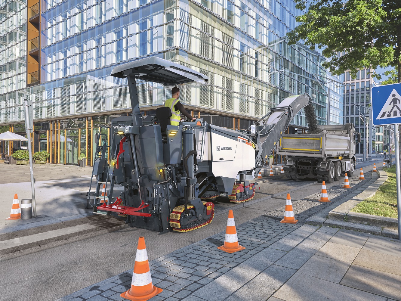 The W 100 Fi, W 120 Fi and W 130 Fi milling machines from Wirtgen’s new compact class offer convincing performance in every application, for example for milling off surface layers or milling tie-ins during road rehabilitation projects. 