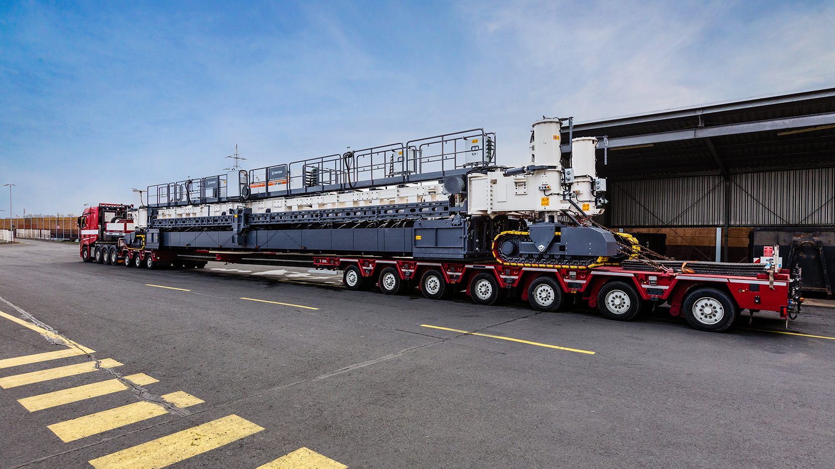 Special solutions were also required in  order to transport the paver. <br> Bildquelle: WIRTGEN GROUP