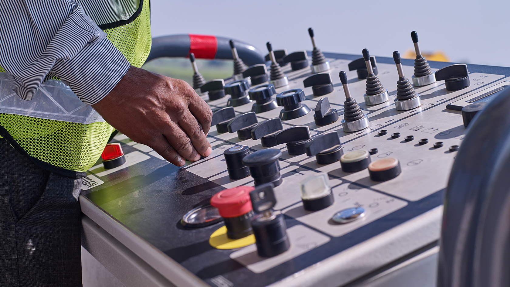 ‘The machine is working with no issues, and the operating system is very easy.’ Mr Laxman Pal, SP 1600 operator, Patel Infra-structure Pvt. Ltd. <br> Bildquelle: WIRTGEN GROUP