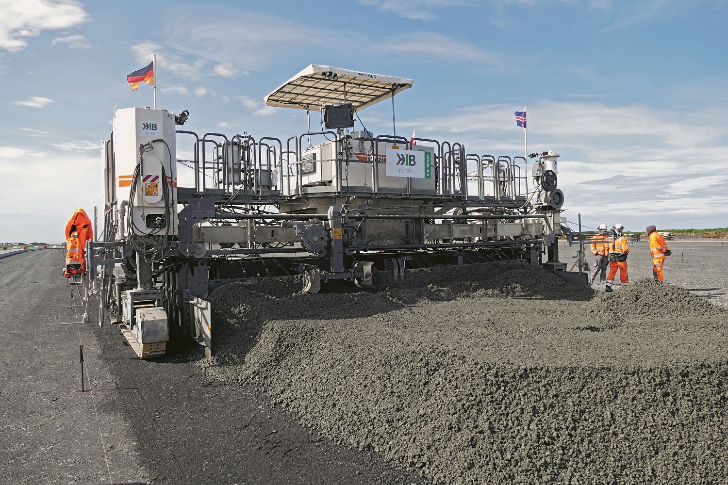 At Keflavik Air Base, the Wirtgen SP 62i delivered precise single-layer concrete paving with a width of 7.62 m (25 ft) and a thickness of between 41 cm (16 in) and 45 cm (18 in). 
