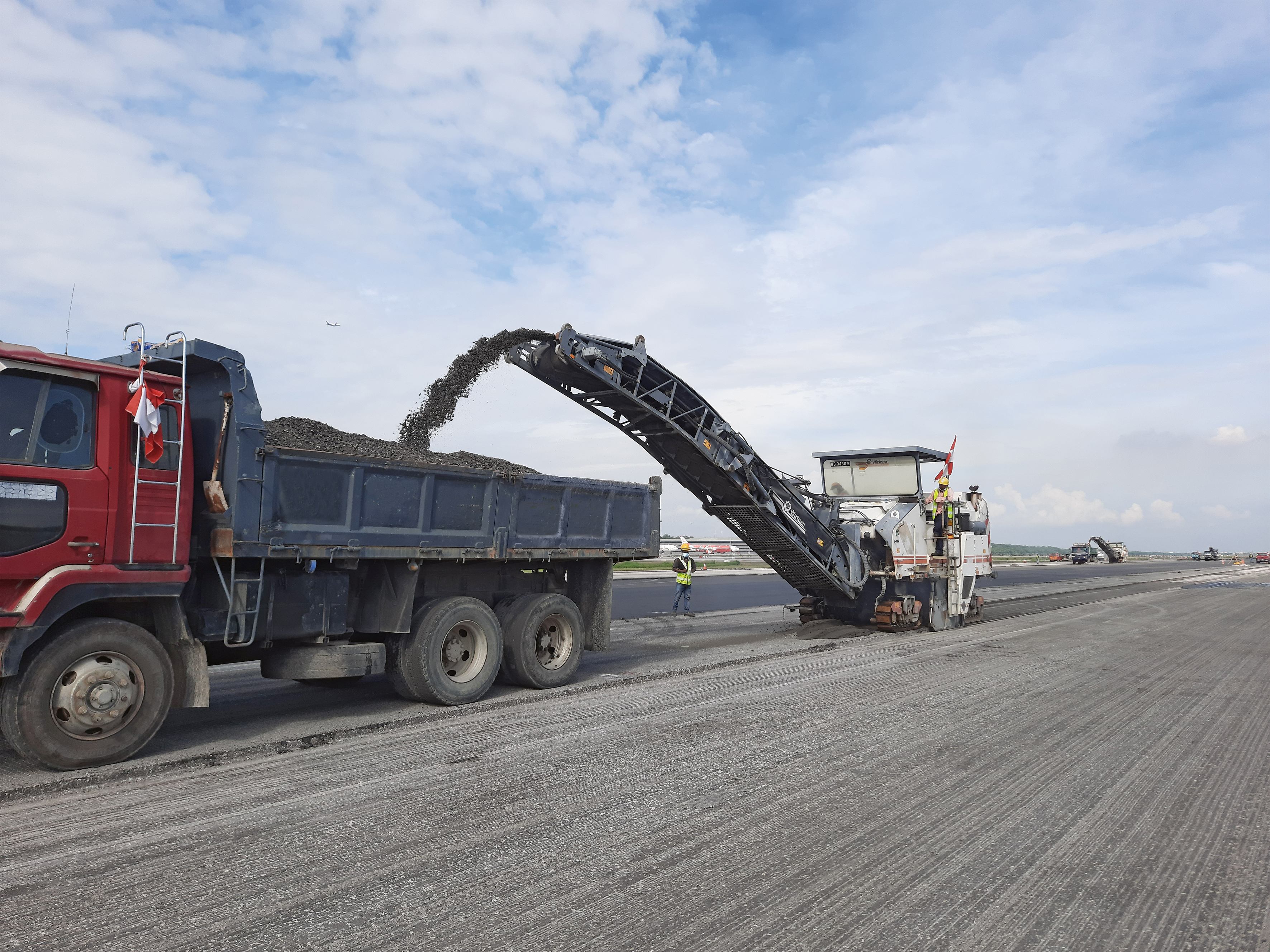 The high-performance loading of the milled material into trucks by the Wirtgen large milling machines also contributed to the efficient removal of the asphalt. <br> Image source: WIRTGEN GROUP