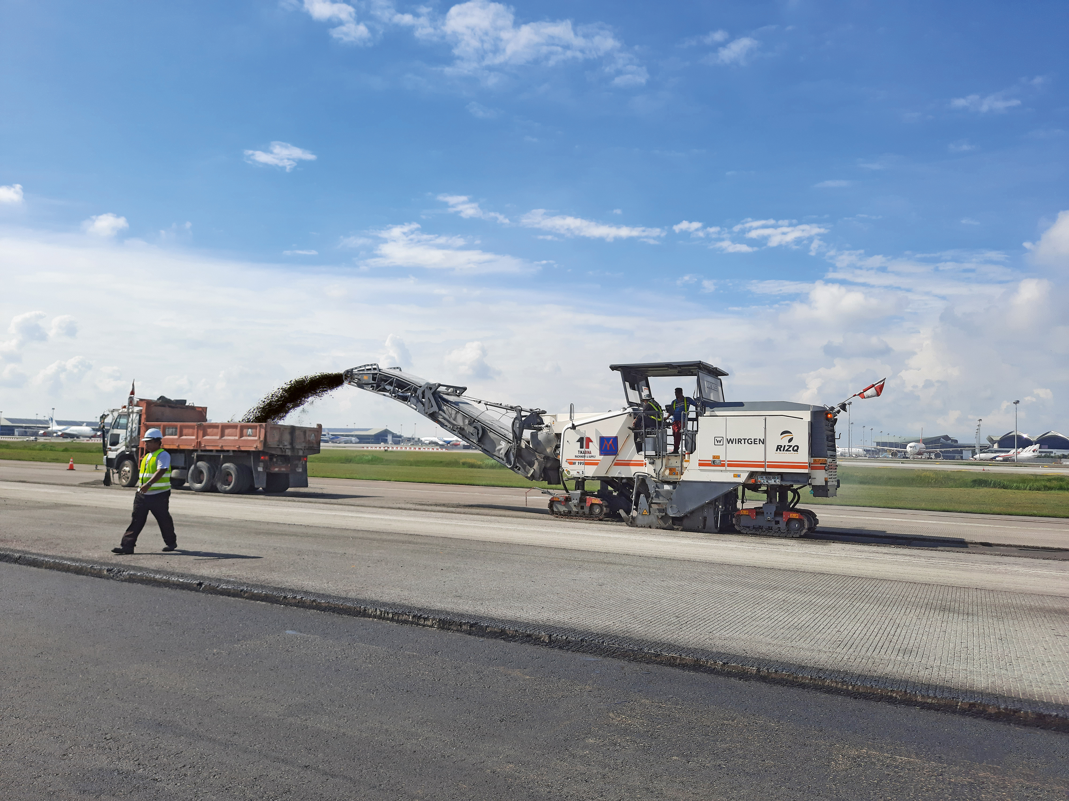 A total of six large milling machines from Wirtgen, each with a milling width of 2.0 m, quickly and precisely removed the asphalt at Kuala Lumpur International Airport in Malaysia. <br> Image source: WIRTGEN GROUP
