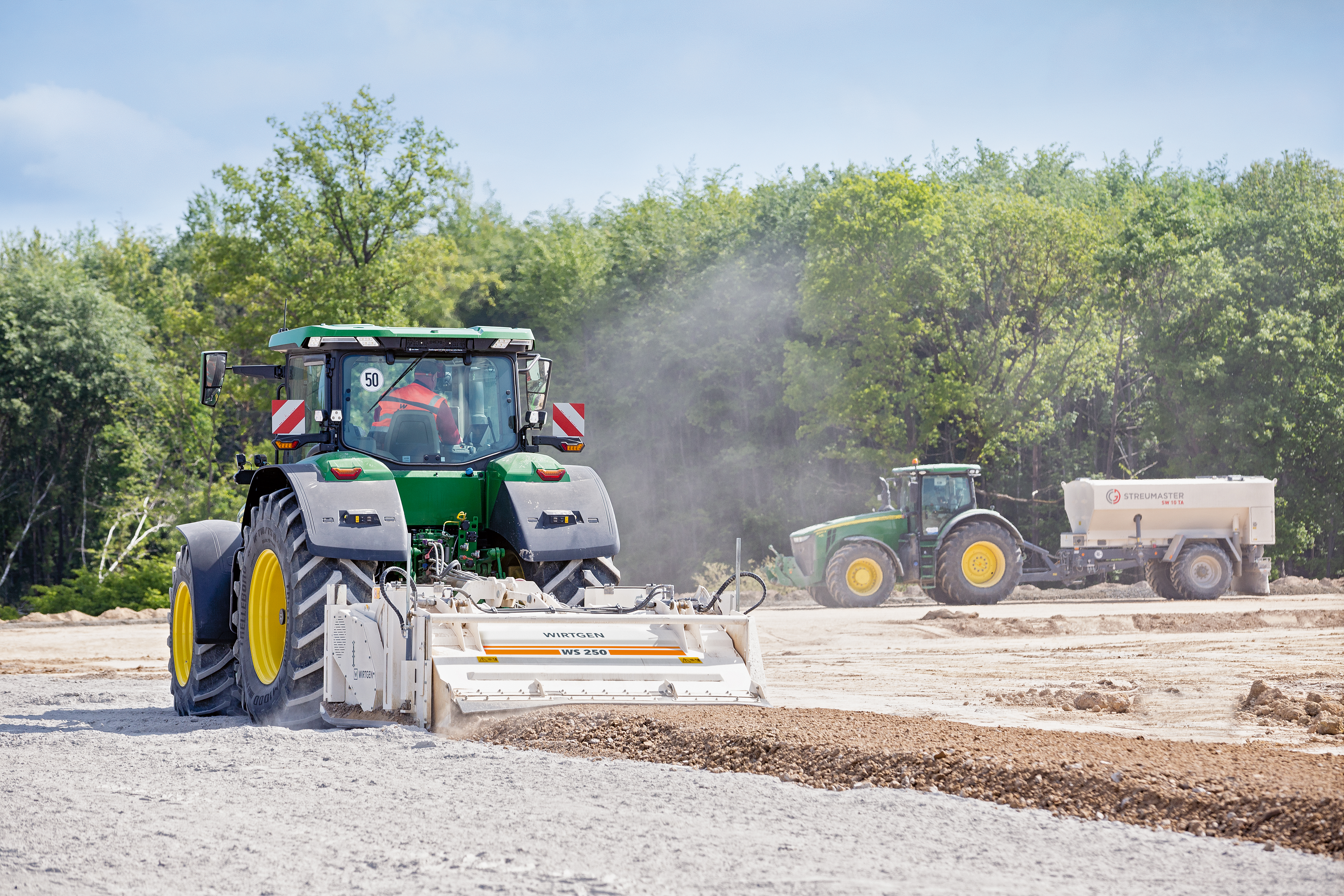 With Wirtgen’s tractor-towed stabilizers like the WS 250, a tractor can be quickly converted into a soil stabilizer, enabling it to be used productively outside the harvesting season as well.