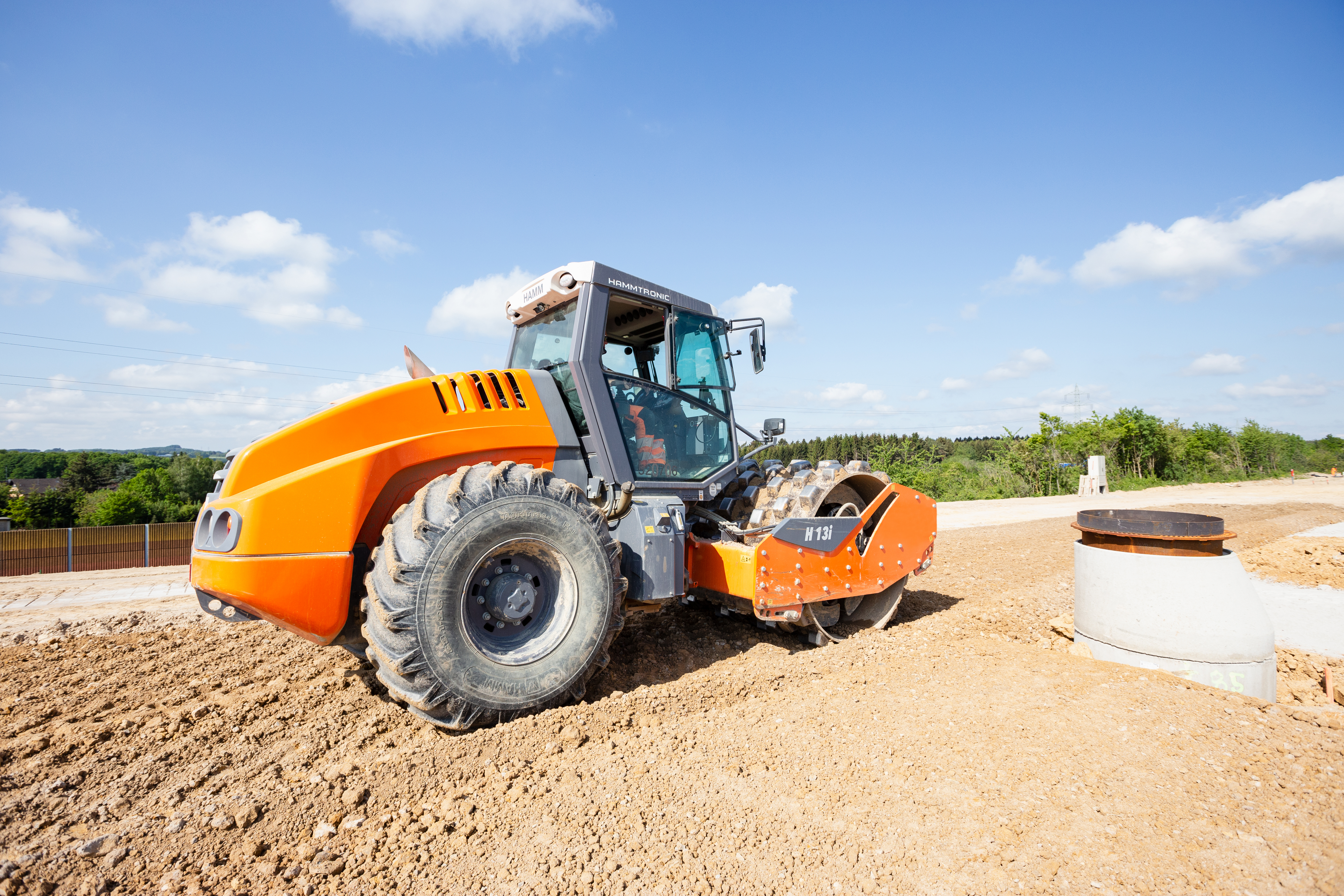 In addition to impressive compaction force, Hamm’s H series of compactors also stand out for their simple Easy Drive operating concept and an operator’s cabin with excellent all-round visibility. 