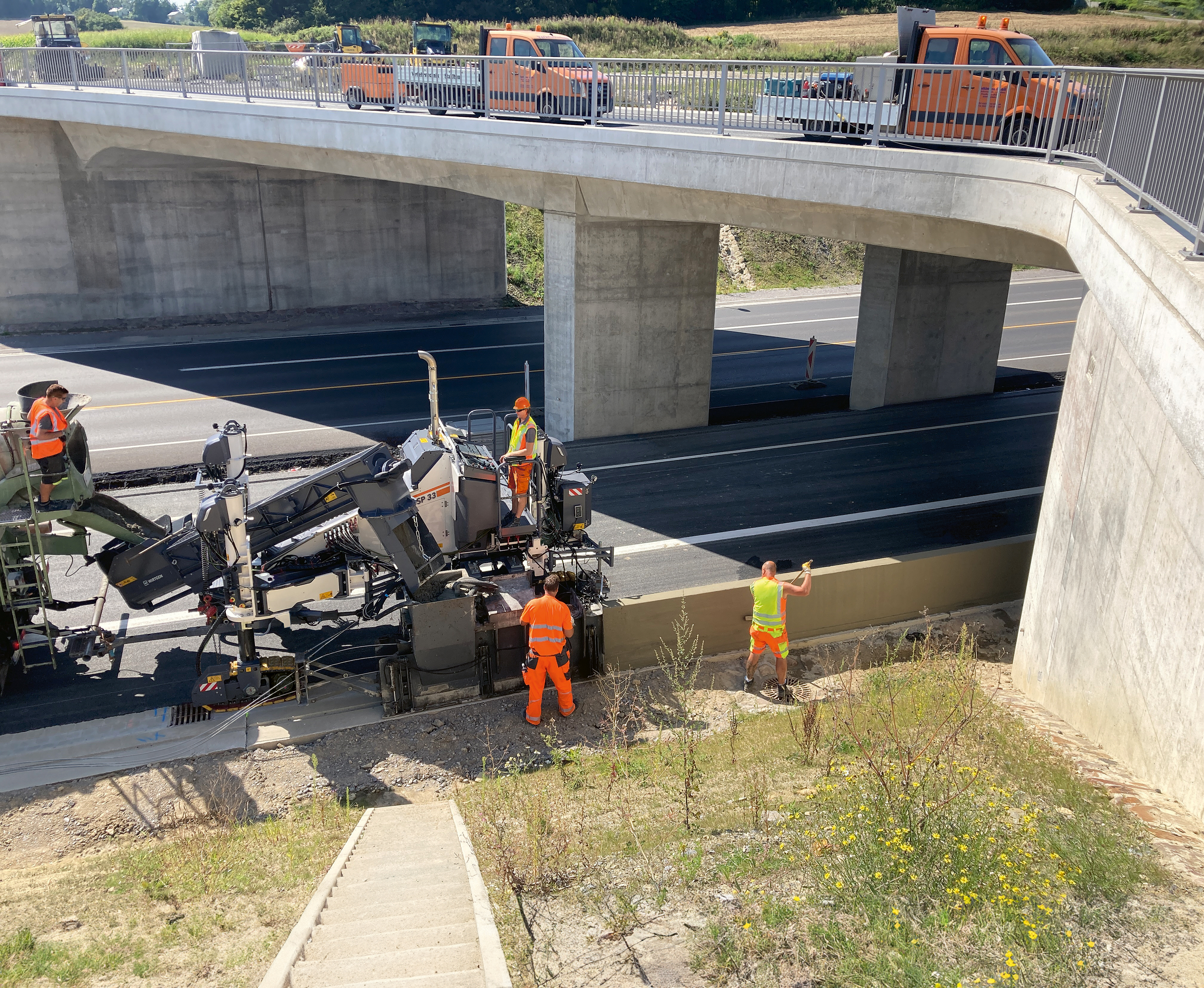 The Wirtgen SP 33 can pave a wide range of different monolithic concrete profiles, e.g. kerbs, kerb gutter profiles, rectangular profiles, concrete barriers up to 1.3 m in height or sewers and drainage channel profiles.