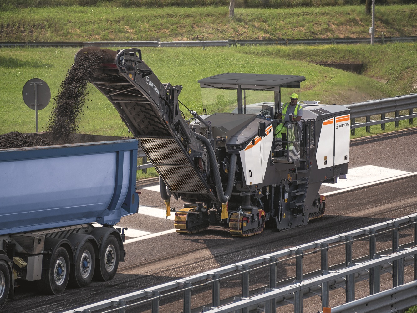 With the aid of the quick-change system, it takes less than an hour to exchange the entire milling drum housing of the Wirtgen W 210 XF.