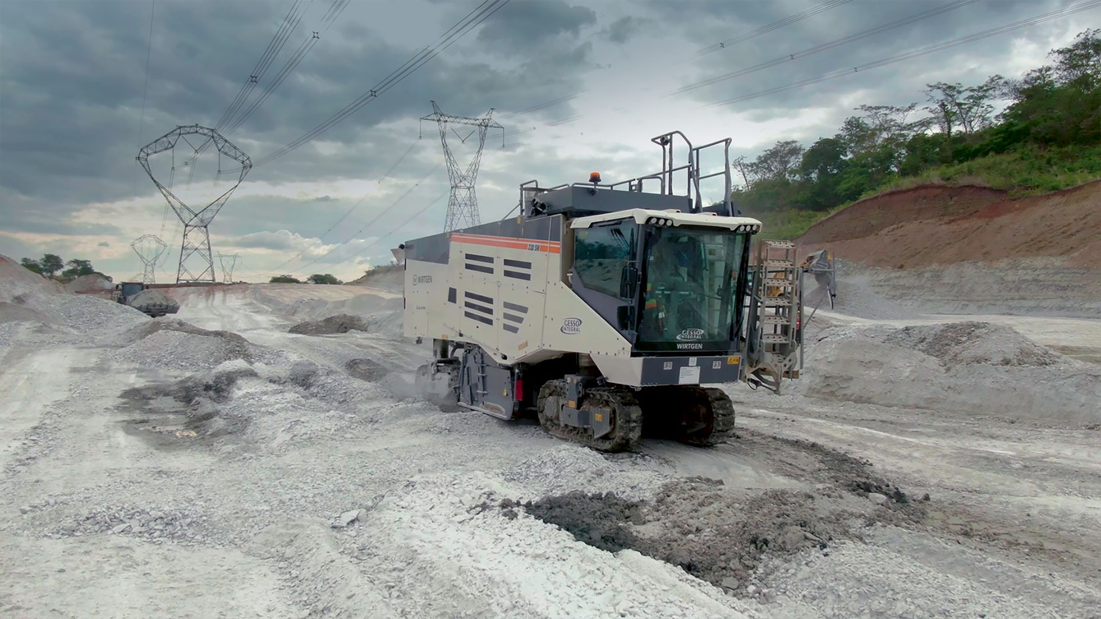 The 220 SM from Wirtgen selectively extracts raw materials to a cutting depth of up to 300 mm. 