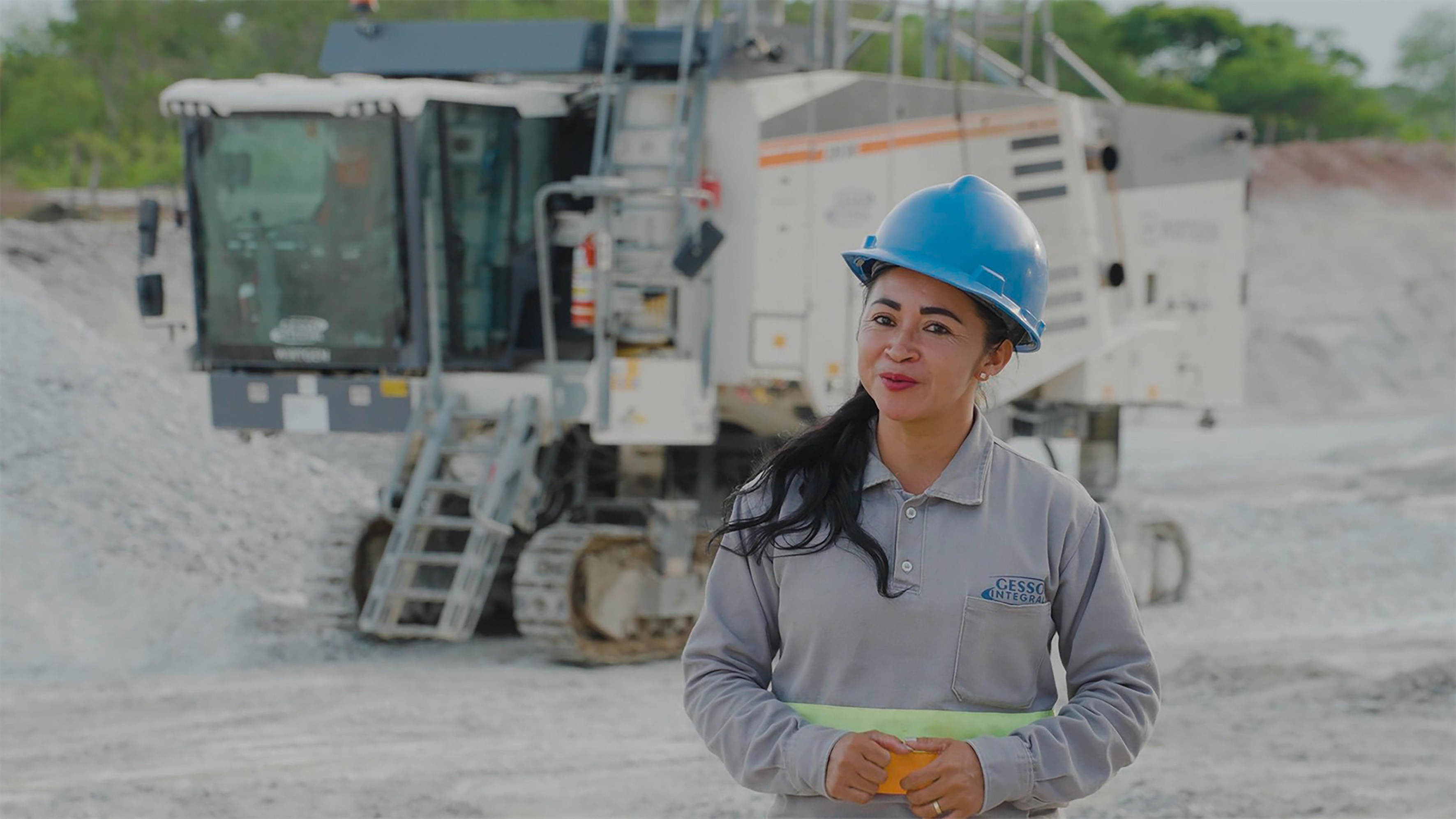 Machine operator Marlete Ribeiro Souza Guajajára makes use of the unique advantages of the Surface Miner in her daily work.