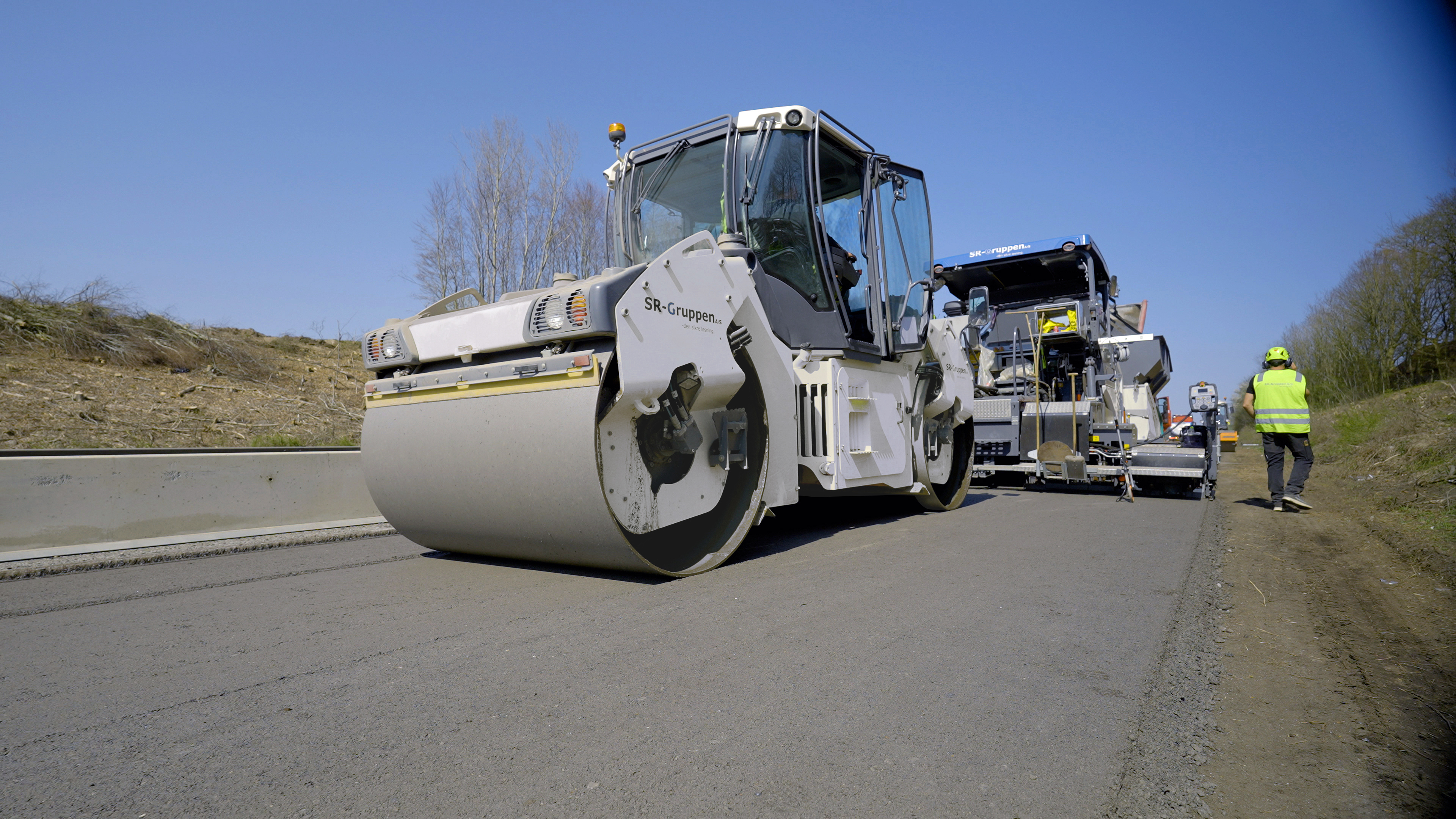 The consolidation of the base layer, the surface layer and the binder course was carried out by rollers from Hamm.