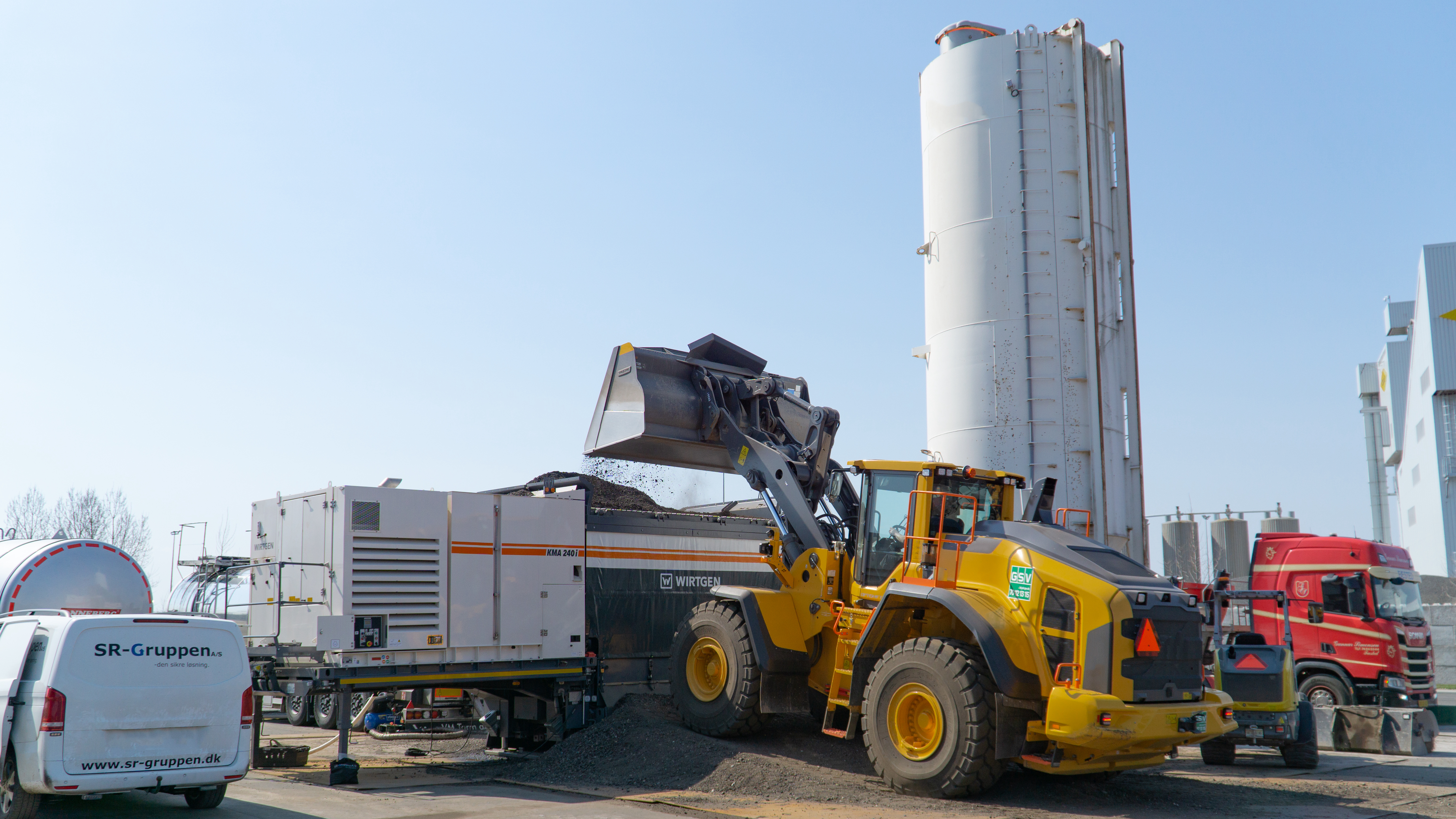 The KMA 240i mobile cold mixing plant produced the bitumen stabilised cold mix from the reclaimed asphalt delivered from the construction site at a rate of 300 t per hour.