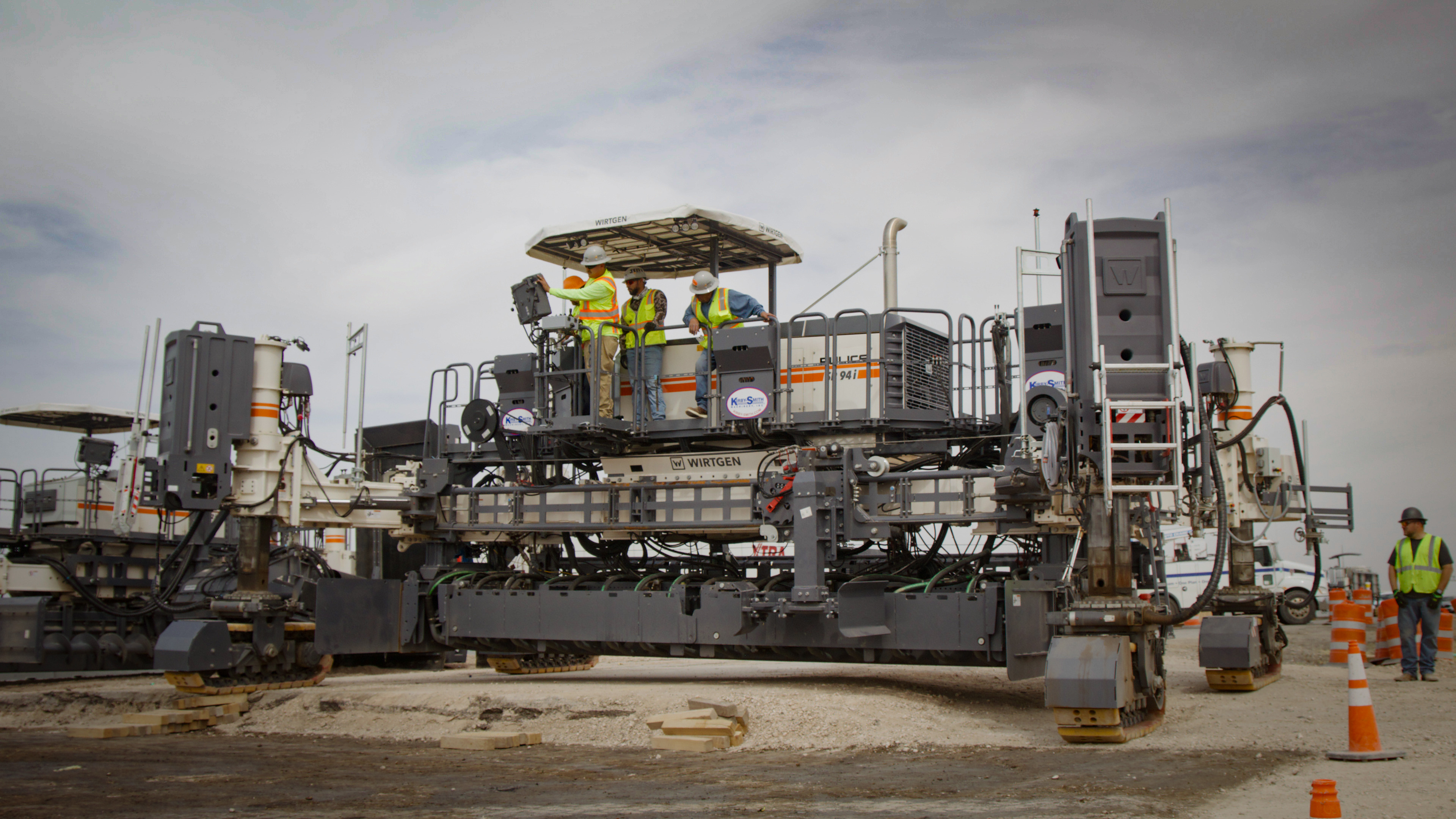 The inset slipform paver SP 94i from Wirtgen features concrete equipment developed especially to meet the needs of the North American market. 