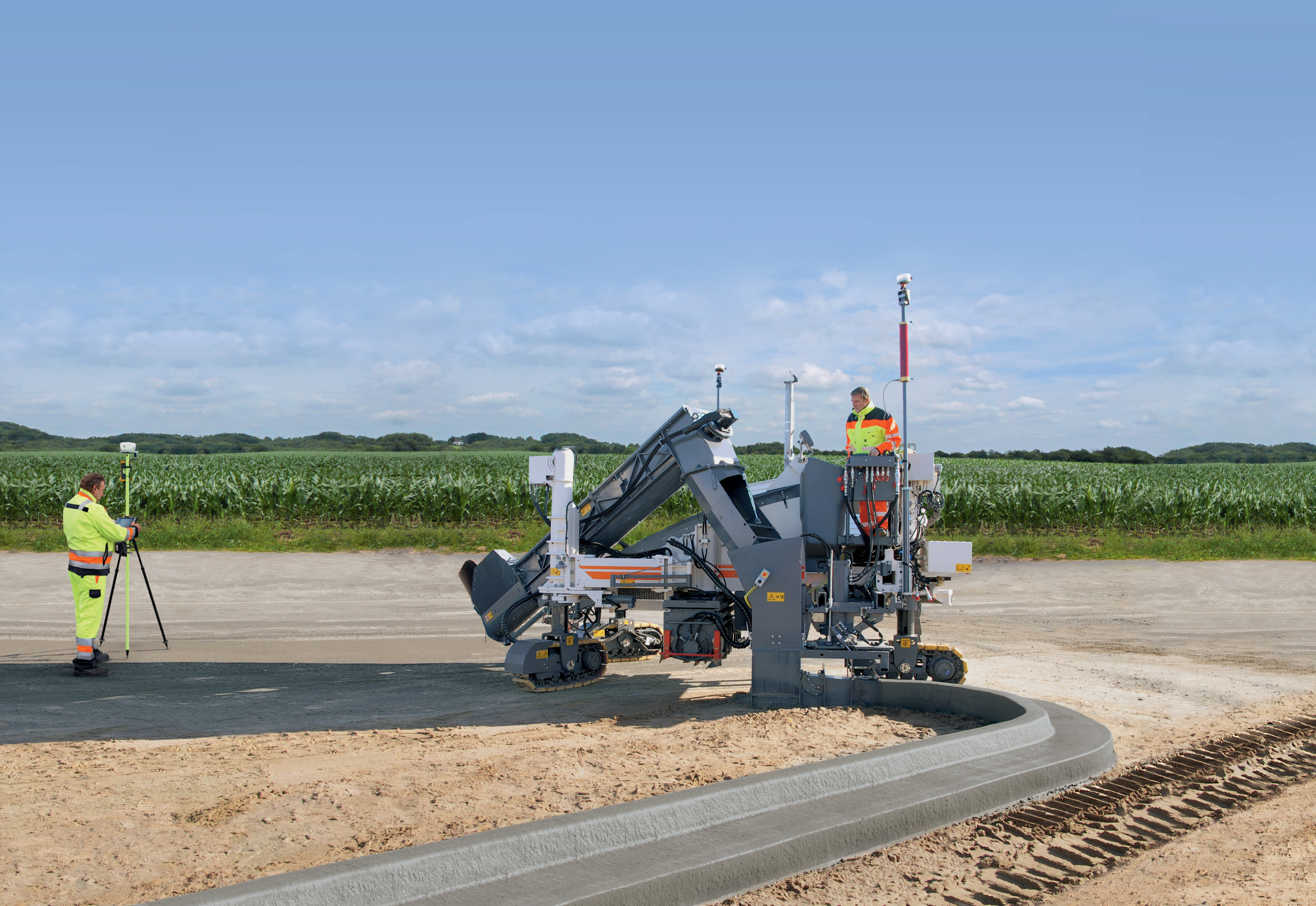 The Wirtgen AutoPilot 2.0 for stringless paving increases process efficiency and safety. 