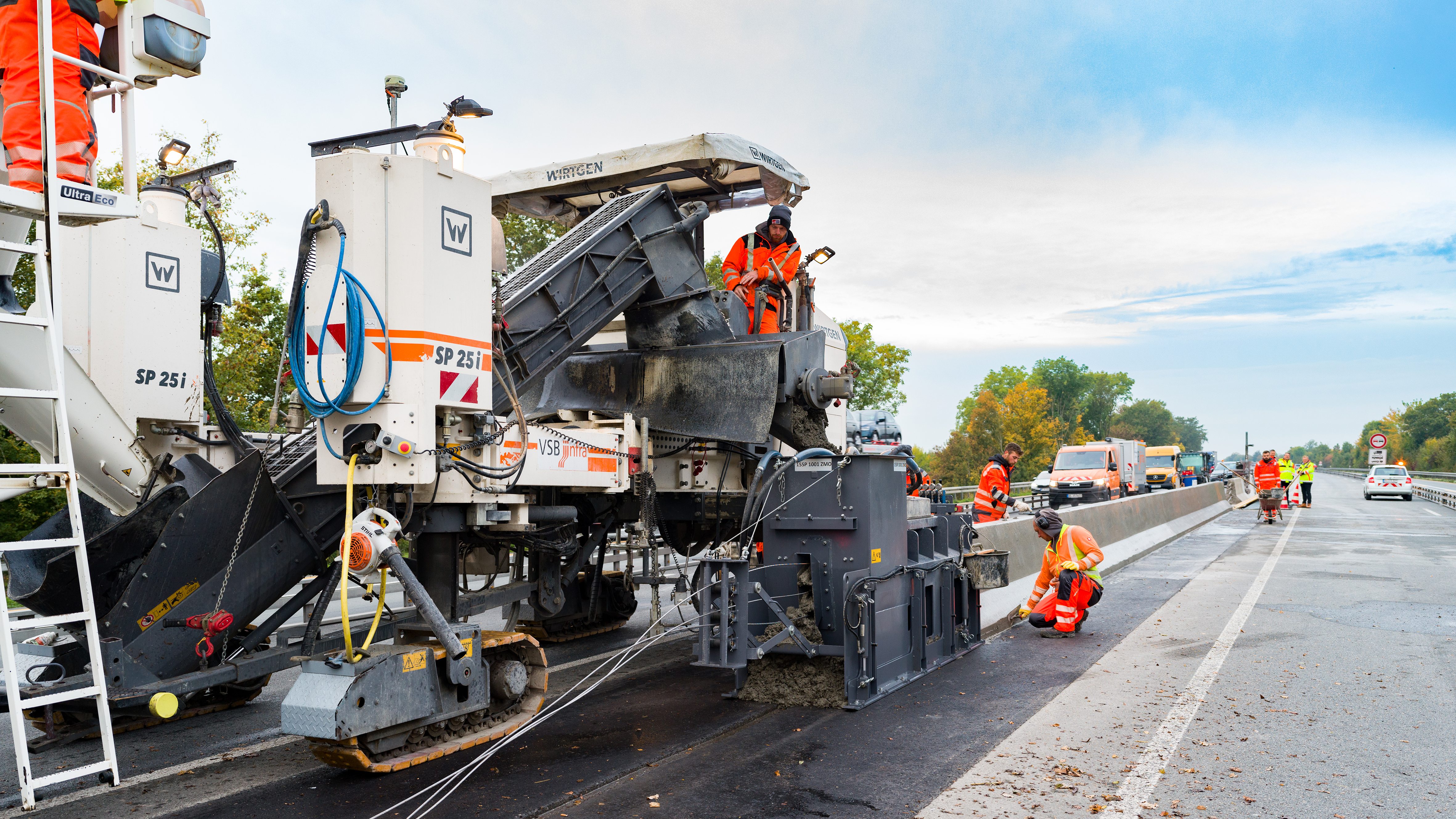 The Wirtgen SP 25i with AutoPilot 2.0 paved a poured in-place concrete safety barrier between the eastbound and westbound lanes of the A 43 Autobahn near the city of Münster, Germany. 