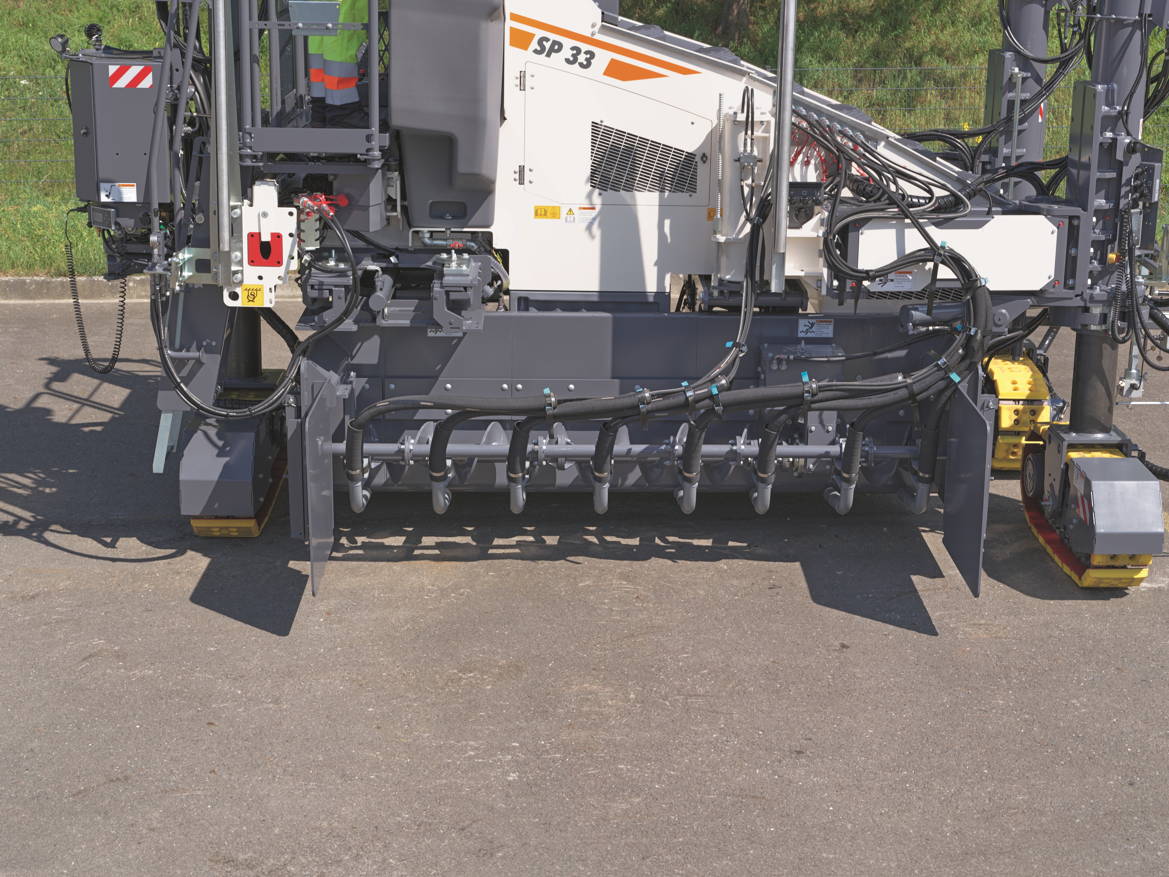 The SP 33 enables concrete paving in offset and Crosspave modes