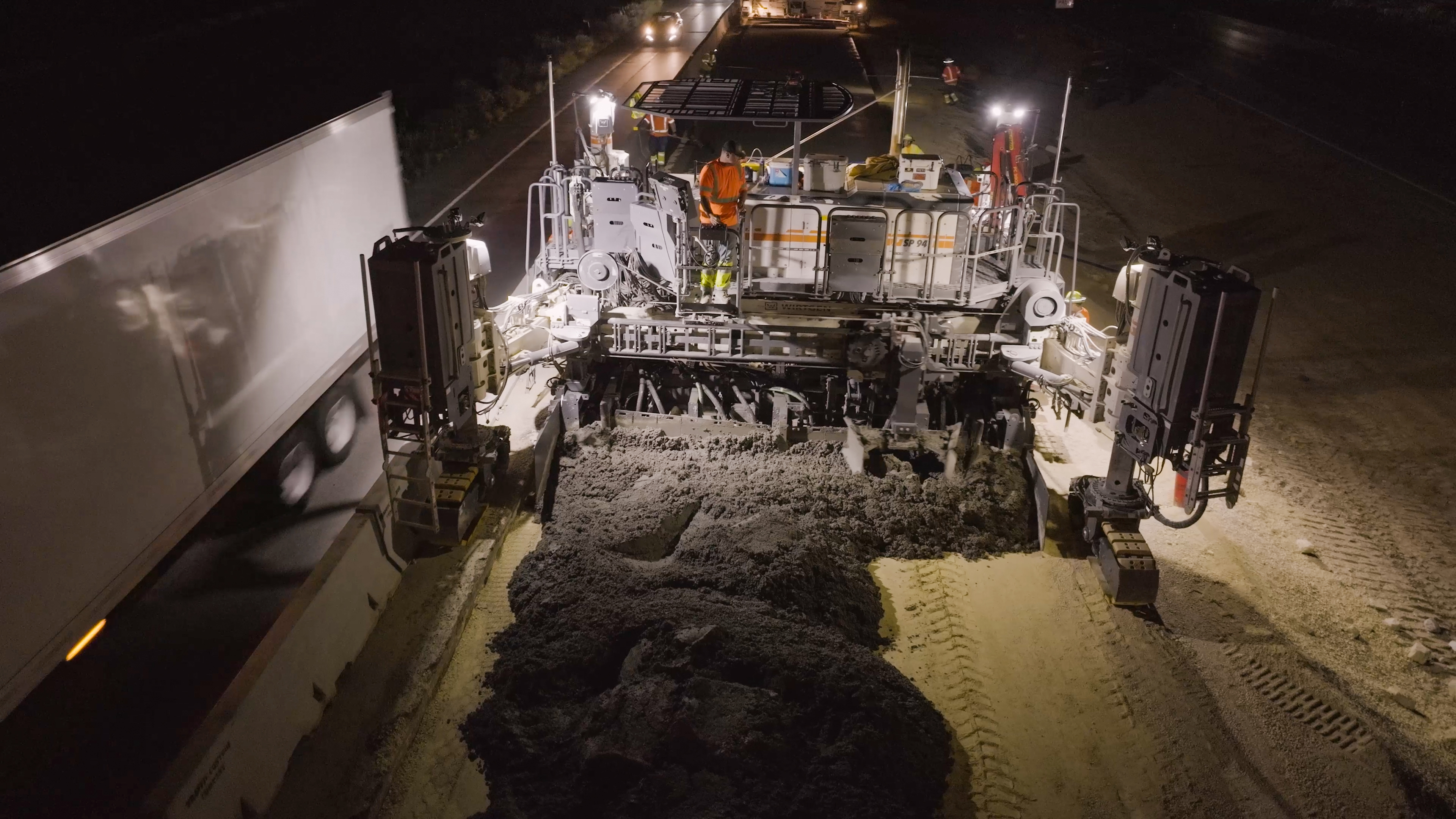 Even in confined spaces, the SP 94i slipform paver enables the highest paving quality.